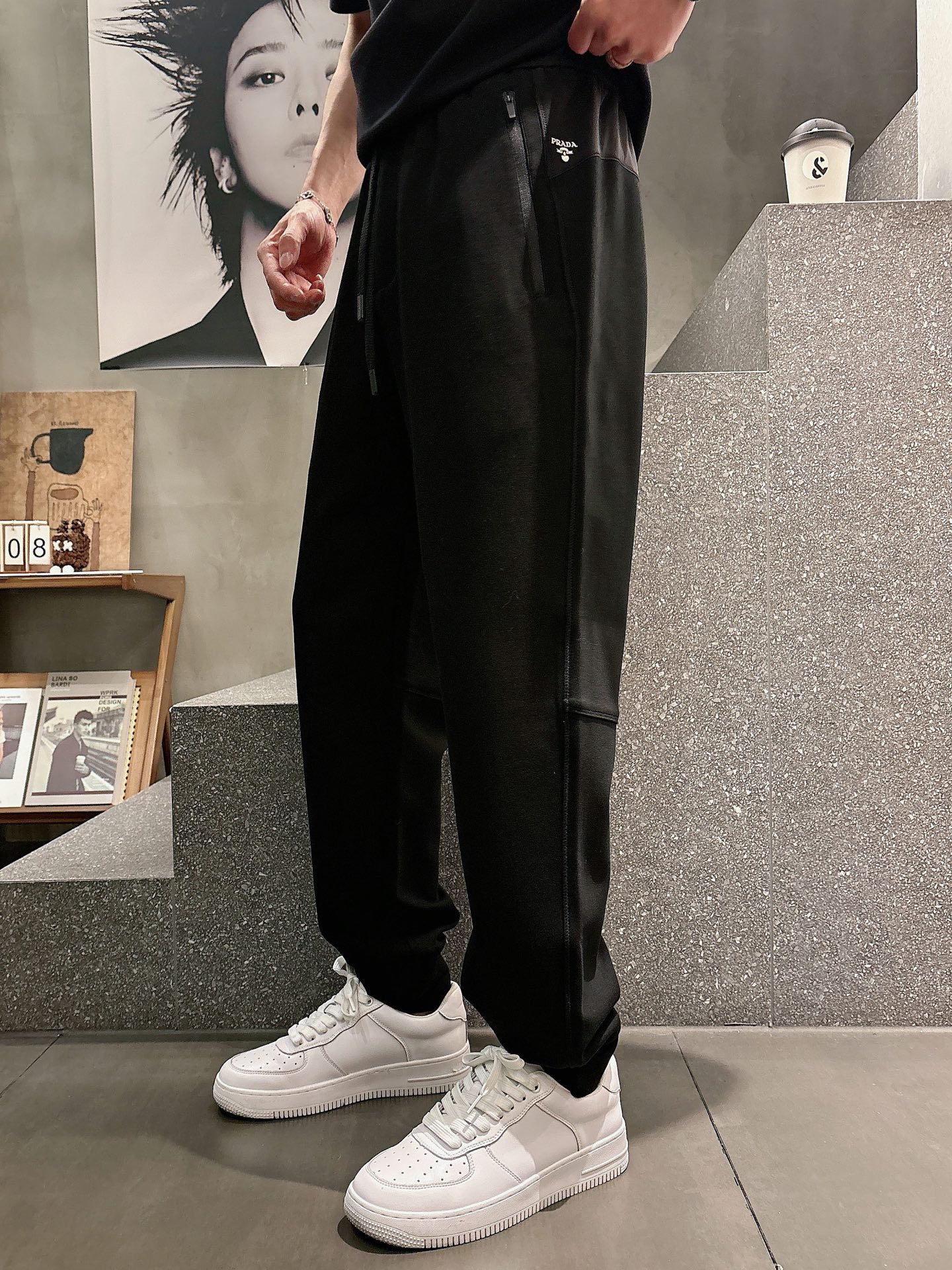 普家🔥🔥春夏新款无痕抗菌针织空气层面料休闲裤，男士红硅胶标识尼龙拼接抽绳长裤。杭城银泰的订单，P家本年度