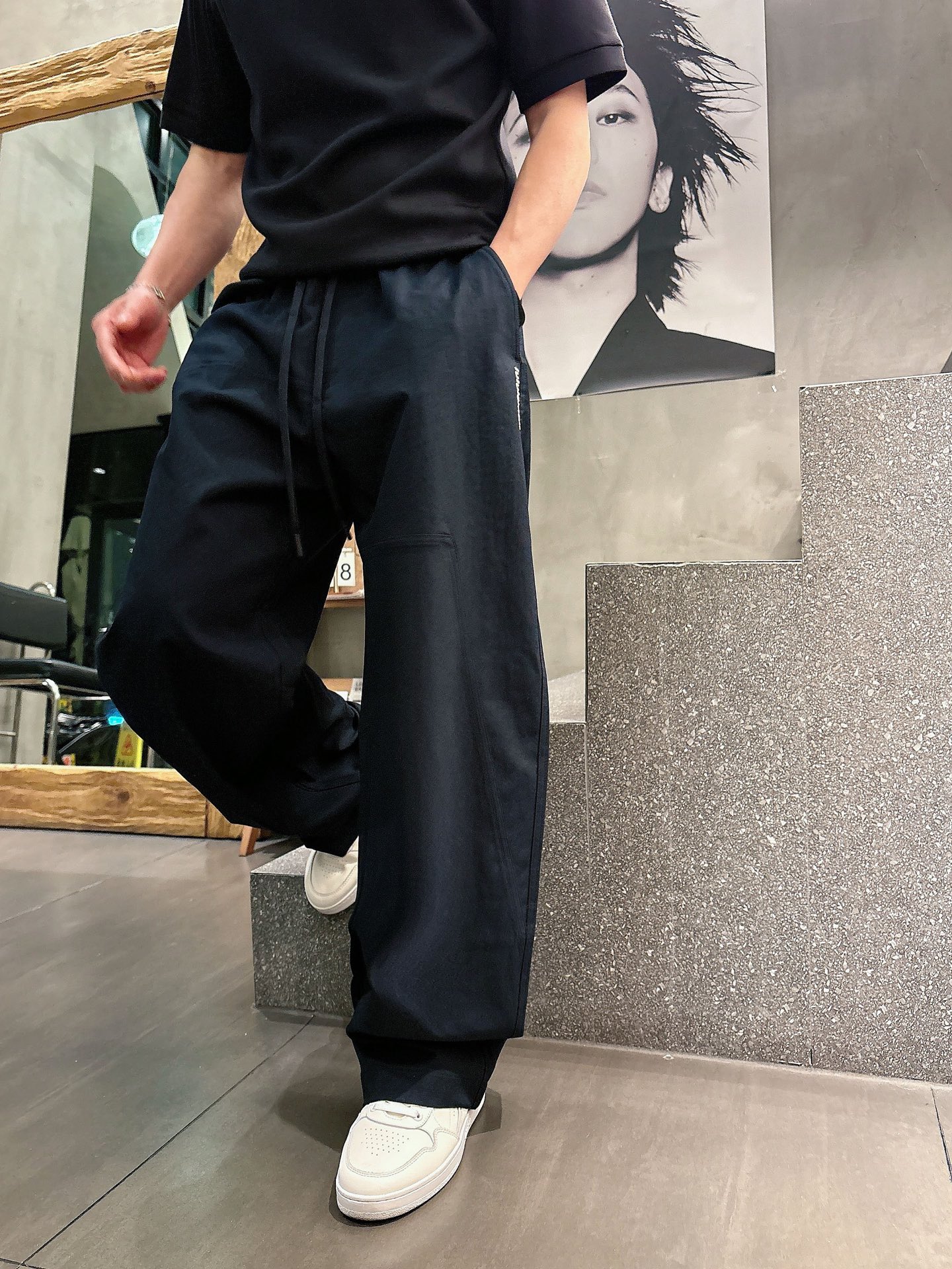 Lulu🔥🔥春夏新款梭织斜纹棉弯刀休闲裤，男士刺绣LOGO点缀弯刀高街长裤。独家渠道，全定制梭织工艺斜纹