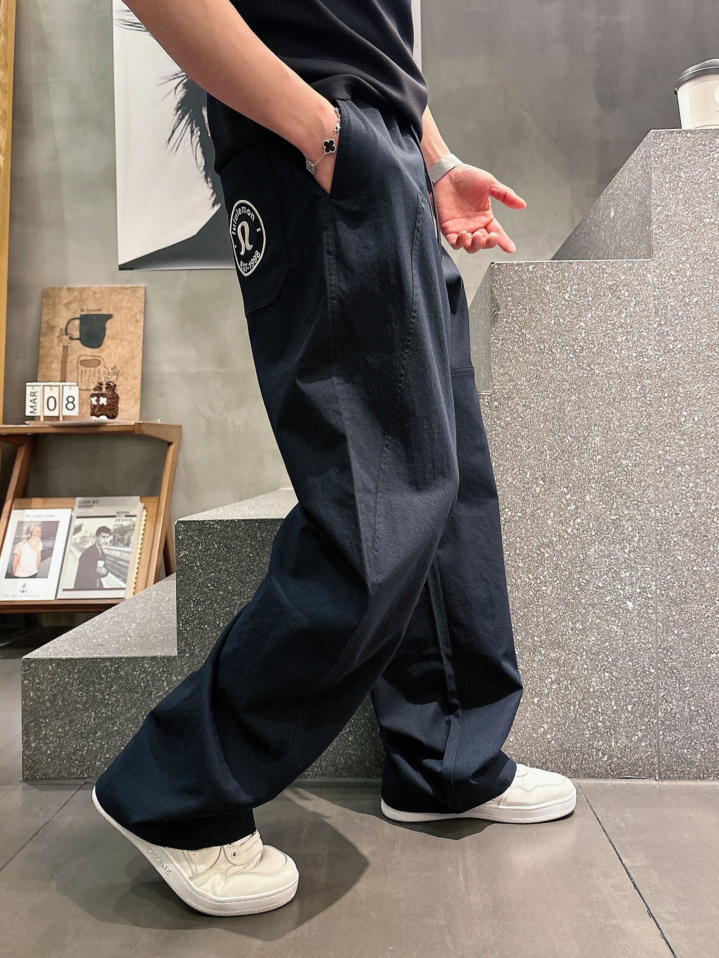 Lulu🔥🔥春夏新款梭织斜纹棉弯刀休闲裤，男士刺绣LOGO点缀弯刀高街长裤。独家渠道，全定制梭织工艺斜纹