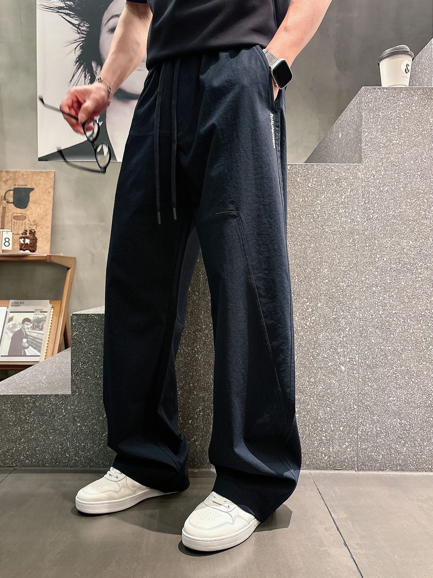 Lulu🔥🔥春夏新款梭织斜纹棉弯刀休闲裤，男士刺绣LOGO点缀弯刀高街长裤。独家渠道，全定制梭织工艺斜纹