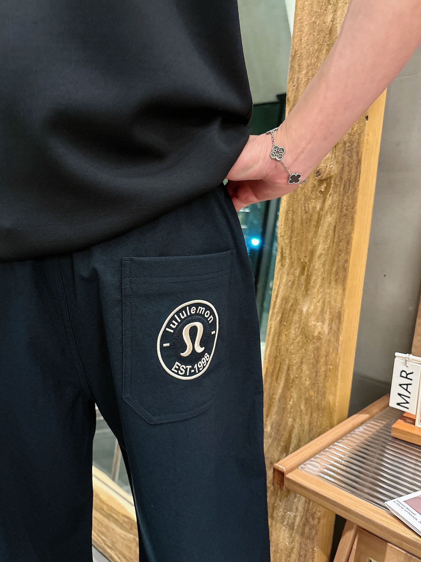 Lulu🔥🔥春夏新款梭织斜纹棉弯刀休闲裤，男士刺绣LOGO点缀弯刀高街长裤。独家渠道，全定制梭织工艺斜纹