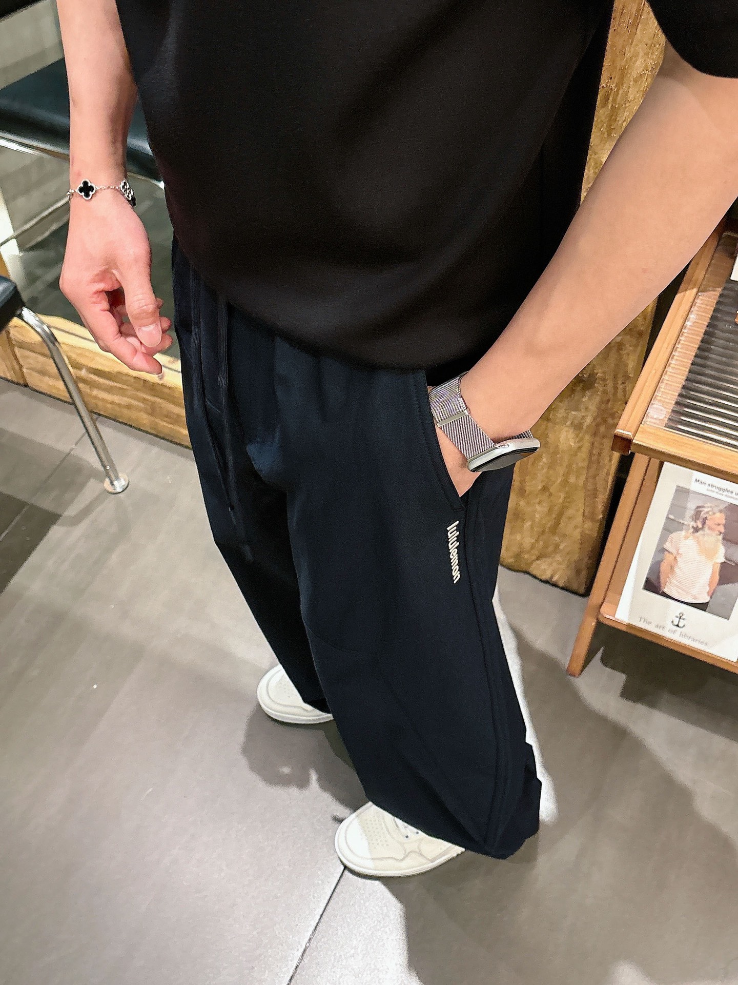 Lulu🔥🔥春夏新款梭织斜纹棉弯刀休闲裤，男士刺绣LOGO点缀弯刀高街长裤。独家渠道，全定制梭织工艺斜纹