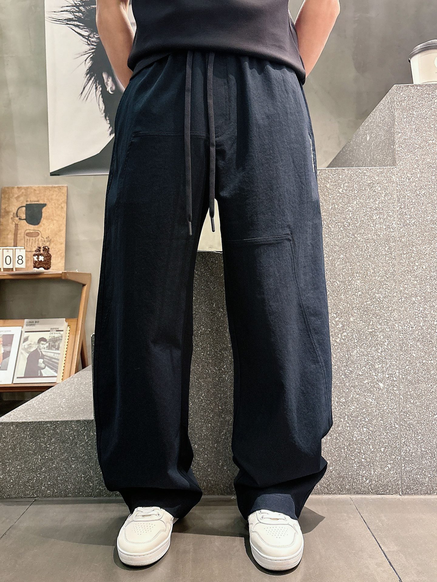 Lulu🔥🔥春夏新款梭织斜纹棉弯刀休闲裤，男士刺绣LOGO点缀弯刀高街长裤。独家渠道，全定制梭织工艺斜纹