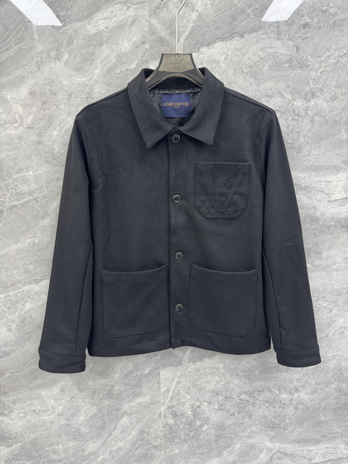 NO:817495,The new Louis Suede Jacket for spring and summer 26 is made of suede fabric imported from Italy. The surface presents a fine velvet texture. When your fingertips touch it, it feels soft and skin-friendly. It has a matte matte texture and stiff muscles. Every inch reveals the ultimate pursuit of luxury materials and a high-level temperature that can be perceived.  Classic workwear lapel + four-button placket, neat tailoring outlines a relaxed silhouette. The three-dimensional patch pocket on the chest is embroidered with 1v Monogram embroidery of the same color, highlighting the brand recognition in a low-key manner; the large patch pockets on both sides are both practical and aesthetic, and the inside is fully printed with Monogram jacquard lining. The details from the outside to the inside tell the story of French elegance and craftsmanship.  Apricot and pure black are available in two colors, suitable for various wearing scenarios. The sand color has a gentle retro filter, and the black version is a timeless cool choice. It can be paired with casual pants to create a casual daily look, or can be layered with a suit to unlock an urban elite feel. It is a luxury core item in the wardrobe that can transcend seasons and carry style. Size M-2XL Color Black Apricot M Size Bust 104 Shoulder Width 44 Sleeve Length 60 Clothes Length 67 L Size  Bust 108 Shoulder Width 45 Sleeve Length 61 Dress Length 68  Wear size M if you are under 135 pounds, wear size L if you are 135-150 pounds, wear size XL if you are 150-165 pounds, wear size 2XL if you are 165-180 pounds, Louis Vuitton-clothing, louis vuitton, jackets & coats, business suit, chamois leather,1986090926春夏新款路易麂皮绒夹克,甄选意大利进口麂皮面料,表面呈现细腻绒感肌理,指尖抚过是软糯亲肤的温润触感,兼具哑光雾面质感与挺括筋骨,每一寸都透着奢品对材质的极致追求,是能被感知的高级温度. 经典工装翻领+四粒扣门襟,利落剪裁勾勒出松弛廓形.胸前立体贴袋缀以同色1v Monogram刺绣,低调中彰显品牌辨识度；双侧大贴袋兼顾实用与美学,内里满印Monogram提花衬里,从外到内的细节都在诉说法式优雅与匠心工艺. 杏色与纯黑双色可选,适配多元穿搭场景.沙色自带温柔复古滤镜,黑款则是永不过时的酷感选择,既可搭配休闲裤打造日常随性造型,也可叠搭西装解锁都市精英感,是衣橱里能跨越季节、承载风格的奢品核心单品.尺码M-2XL 颜色黑色 杏色 M码 胸围104 肩宽44 袖长60 衣长67 L码 胸围108 肩宽45 袖长61 衣长68 XL码胸围114 肩宽47 袖长63 衣长70 2XL码 胸围118 肩宽48 袖长64 衣长71 尺码推荐 135斤以内穿M码,135-150斤穿L码,150-165斤穿XL码,165-180斤穿2XL码,路易威登-服装,louis vuitton,jackets & coats,business suit,chamois leather,,Women's clothing