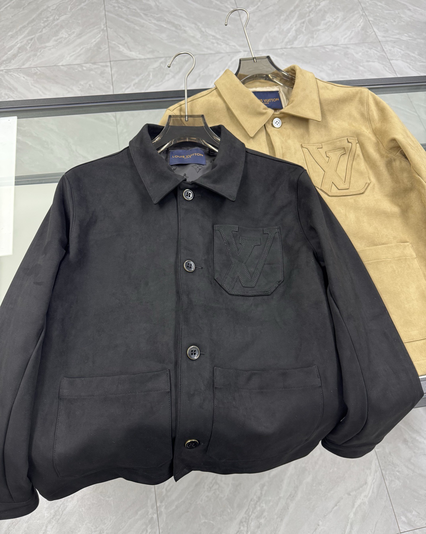 NO:817500,The embodiment of French elegance and craftsmanship Louis suede jacket,Louis Vuitton-clothing,louis vuitton,jackets & coats,chamois leather,19860909法式优雅与匠心工艺的体现 路易麂皮绒夹克,路易威登-服装,louis vuitton,jackets & coats,chamois leather,,Women's clothing