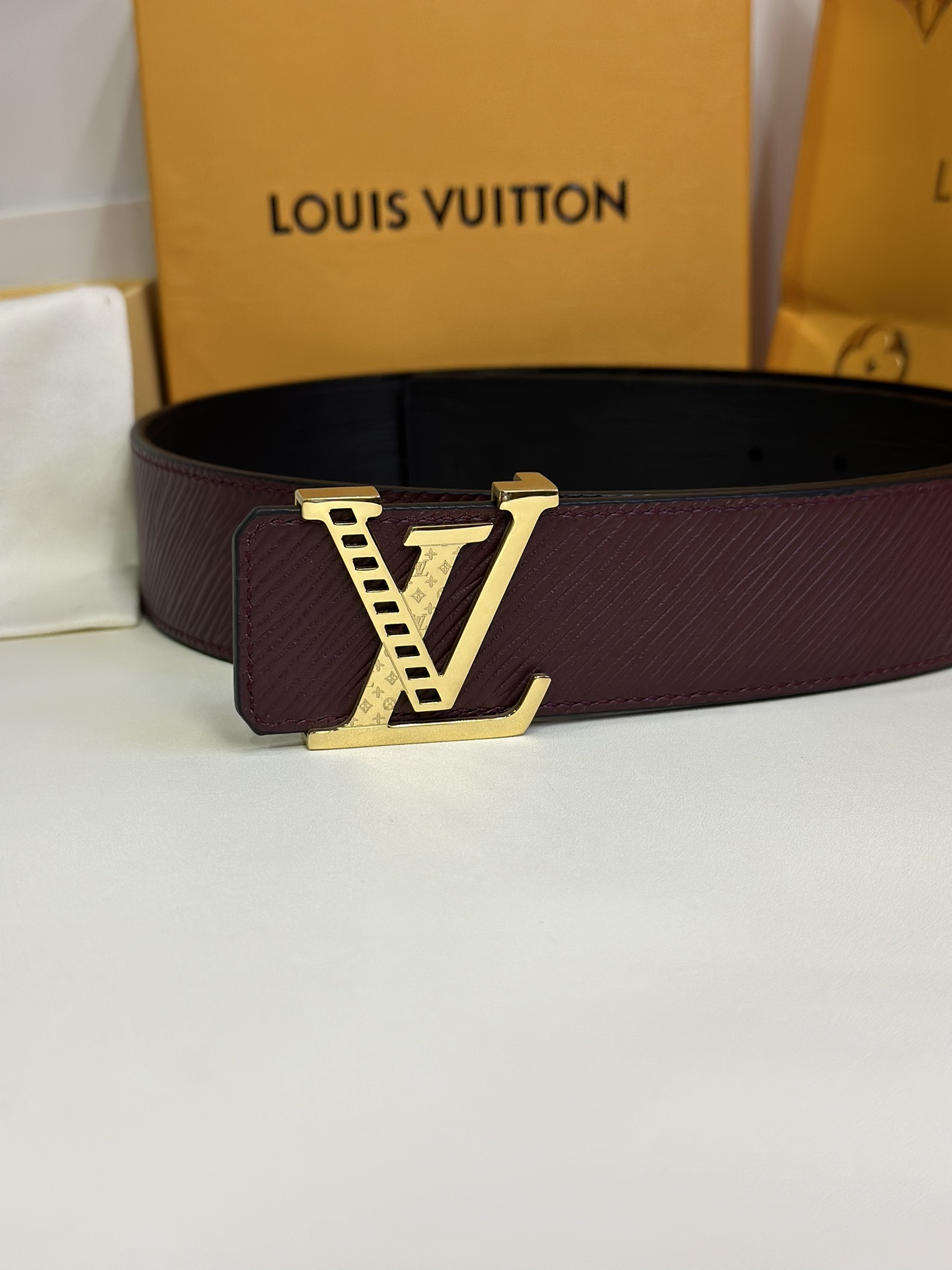 NO:138240,Synchronous LV Louis Men's Width 4.0 CM Simple and generous AB side matching Double-sided use versatile wear Entity items, belts, louis vuitton, louis vuitton19860909同步 LV路易男士 宽度4.0 CM 简单大方 AB面搭配 双面使用 佩戴百搭 实体必点单品,皮带,louis vuitton,louis vuitton,Belt