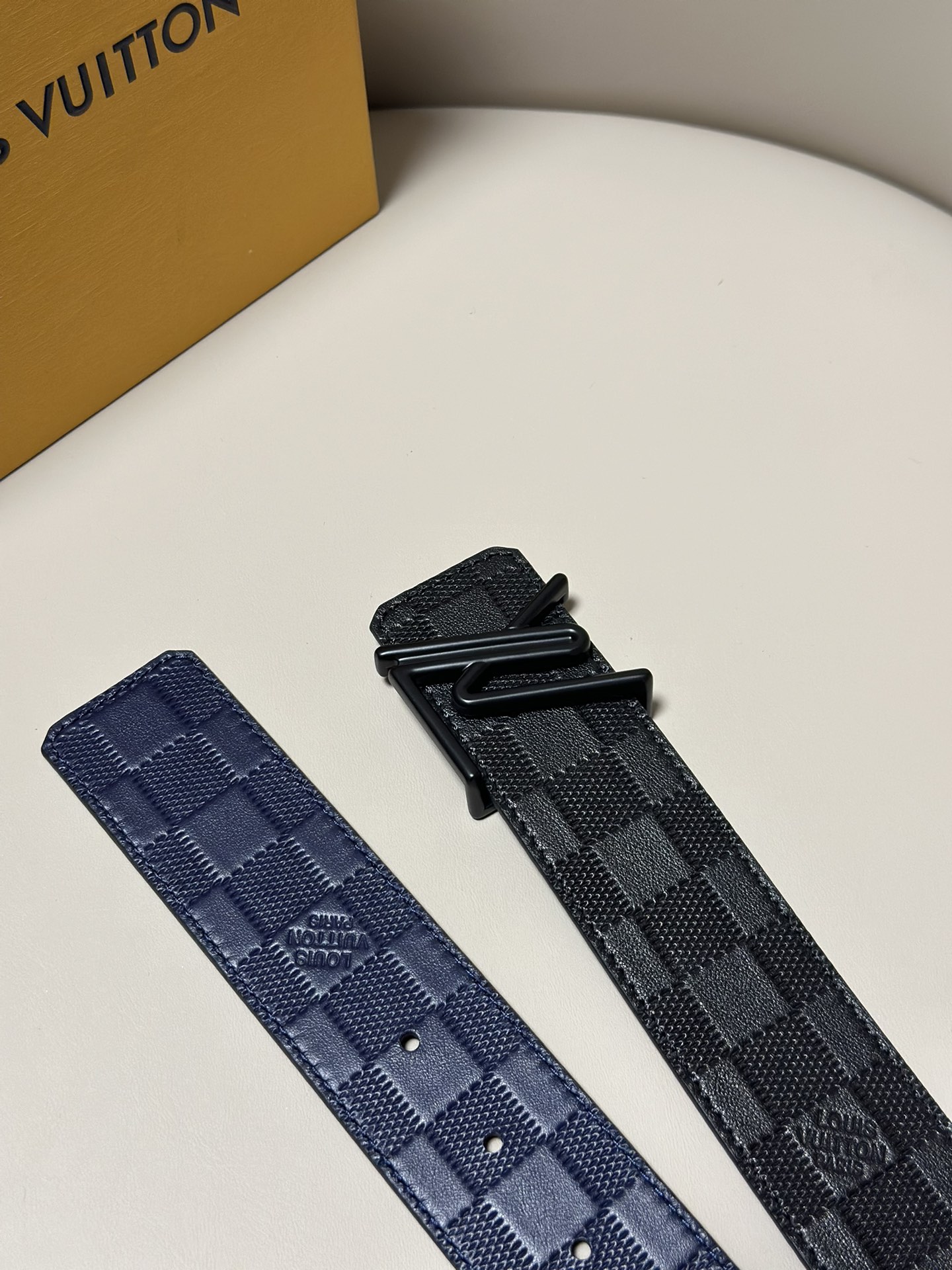 NO:138231,Synchronous LV Louis Men's Width 4.0 CM Simple and generous AB side matching Double-sided use versatile wear Must-in-app purchase, belt, louis vuitton, louis vuitton19860909同步 LV路易男士 宽度4.0 CM 简单大方 AB面搭配 双面使用 佩戴百搭 必入款,皮带,louis vuitton,louis vuitton,Belt