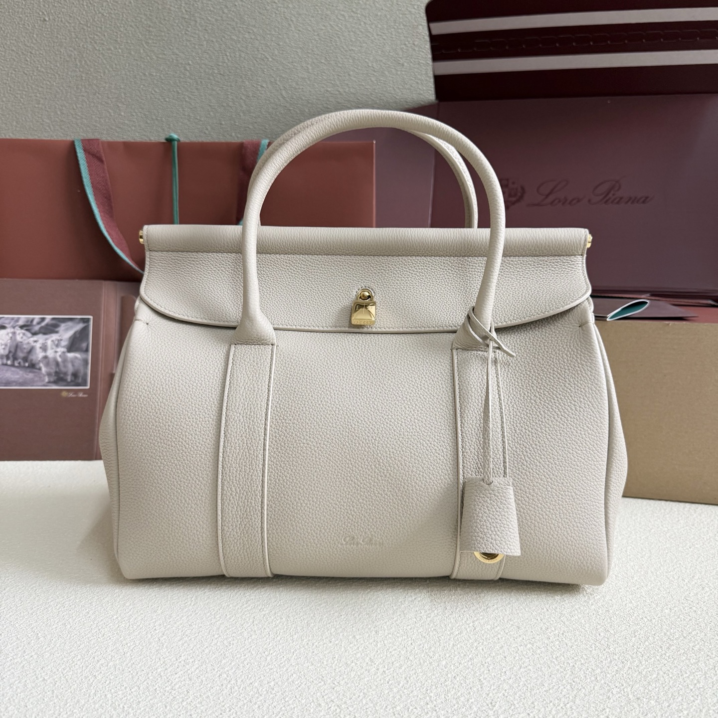 Loro Piana Loom L32 Medium Beige Tote Bag – Elegant Italian Craftsmanship