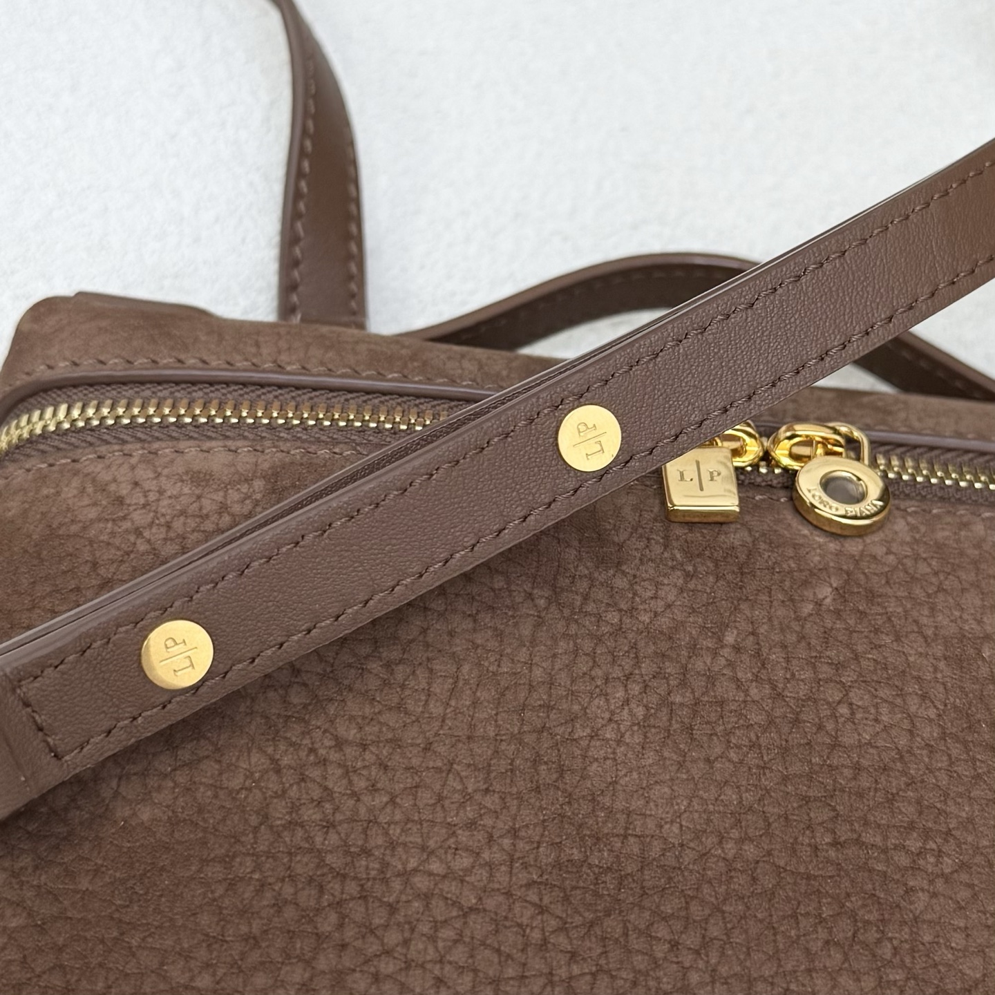 Loro piana Extra Pocket L19手拿包 小牛皮/货号:FAI8393 颜色：骆马棕反绒 产品详情 