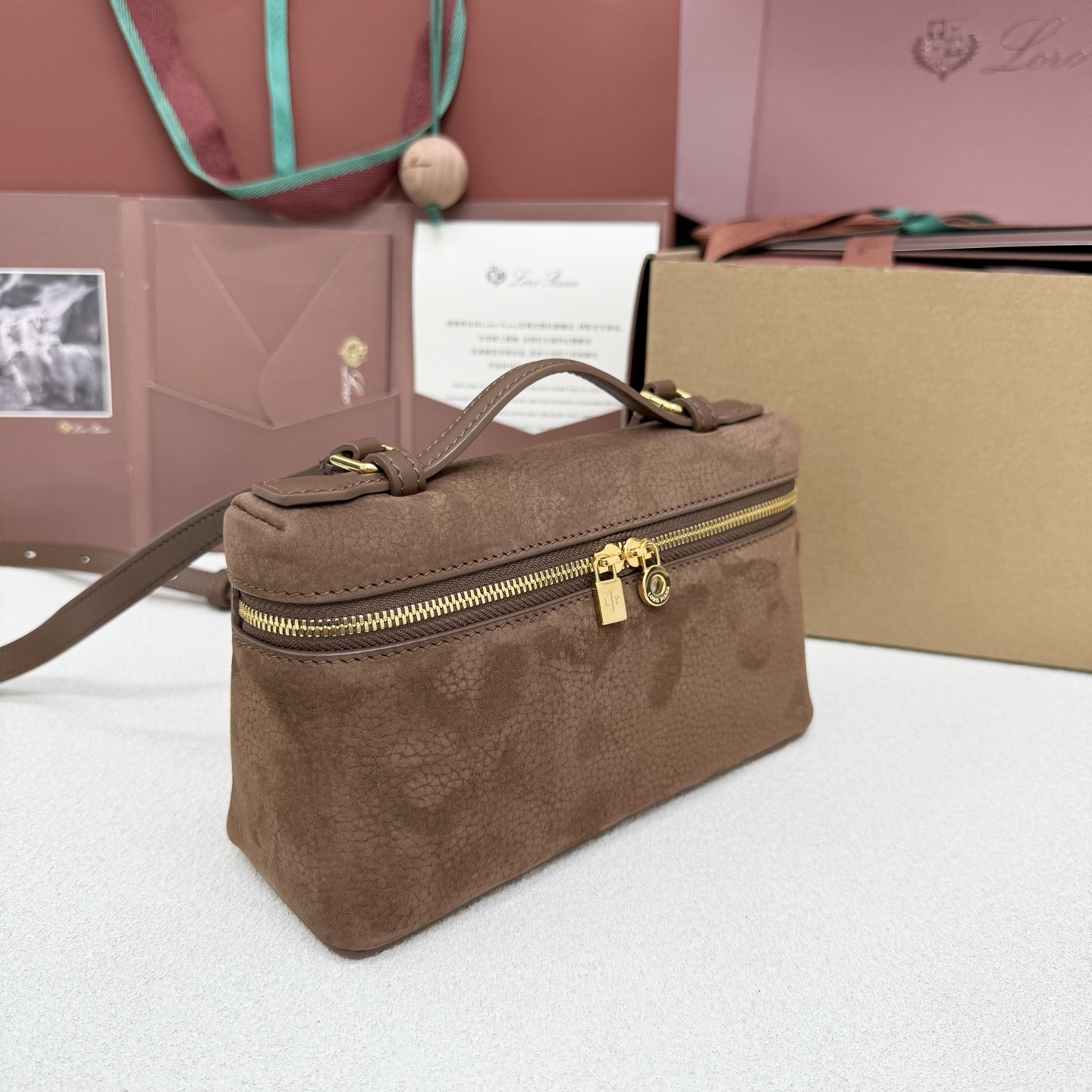 Loro piana Extra Pocket L19手拿包 小牛皮/货号:FAI8393 颜色：骆马棕反绒 产品详情 