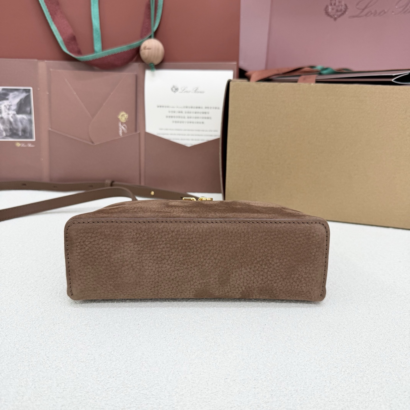 Loro piana Extra Pocket L19手拿包 小牛皮/货号:FAI8393 颜色：骆马棕反绒 产品详情 