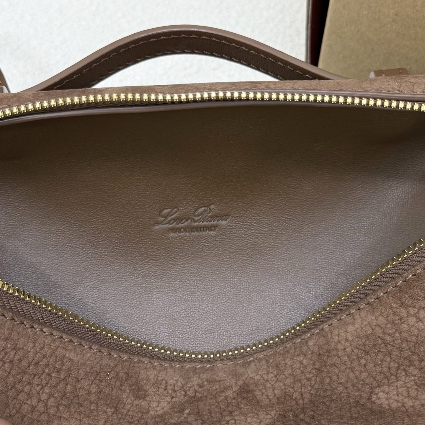 Loro piana Extra Pocket L19手拿包 小牛皮/货号:FAI8393 颜色：骆马棕反绒 产品详情 