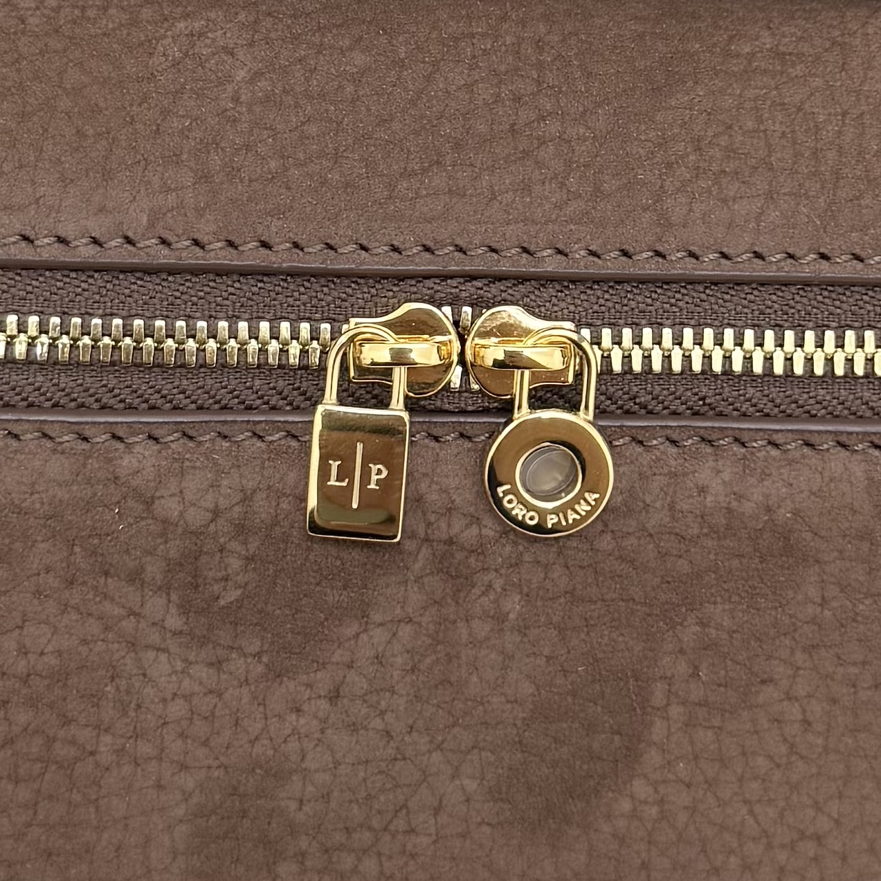 Loro piana Extra Pocket L19手拿包 小牛皮/货号:FAI8393 颜色：骆马棕反绒 产品详情 