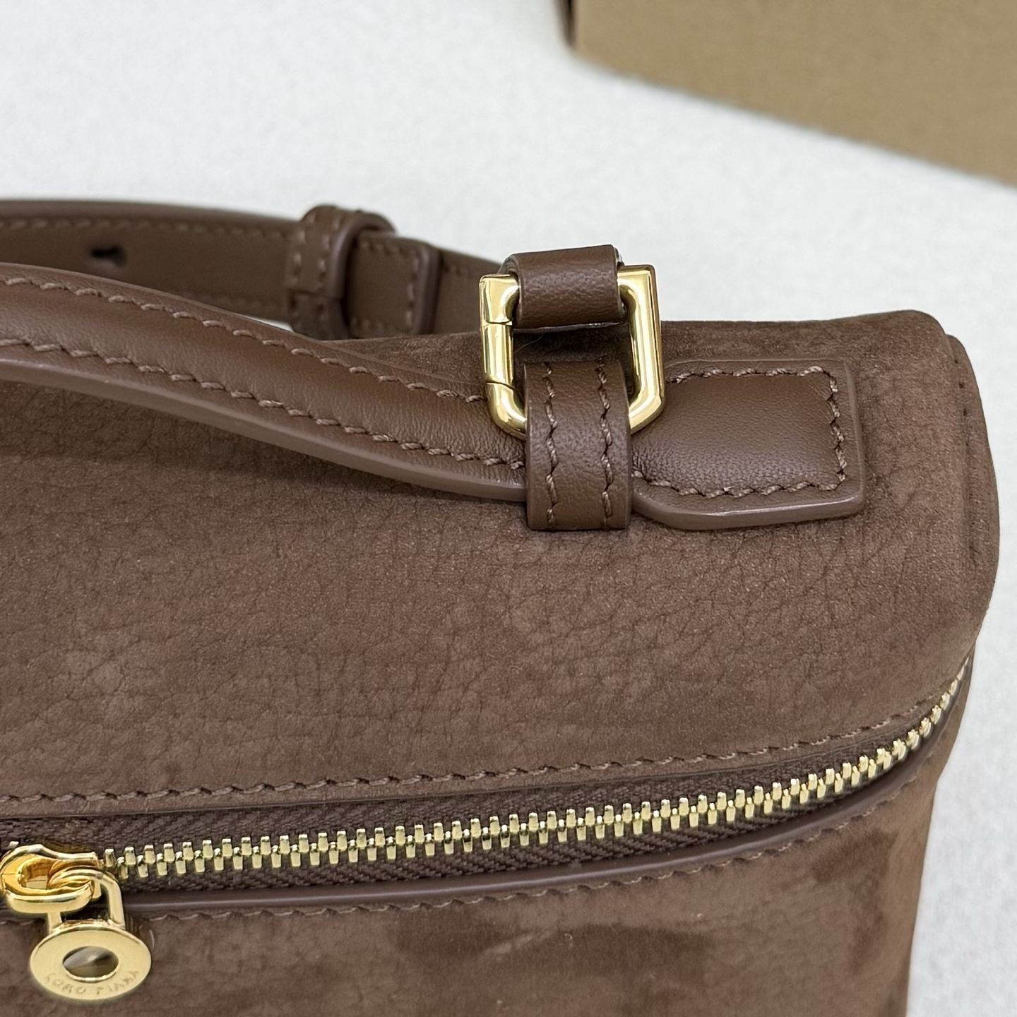 Loro piana Extra Pocket L19手拿包 小牛皮/货号:FAI8393 颜色：骆马棕反绒 产品详情 