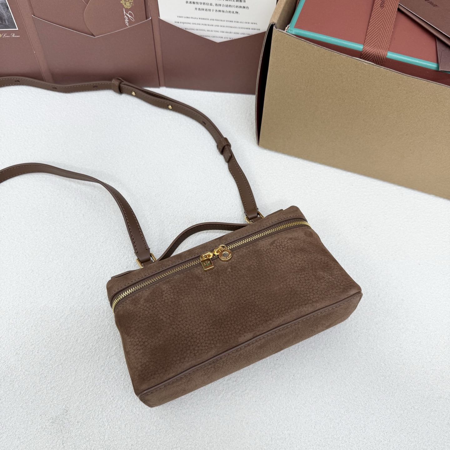 Loro piana Extra Pocket L19手拿包 小牛皮/货号:FAI8393 颜色：骆马棕反绒 产品详情 
