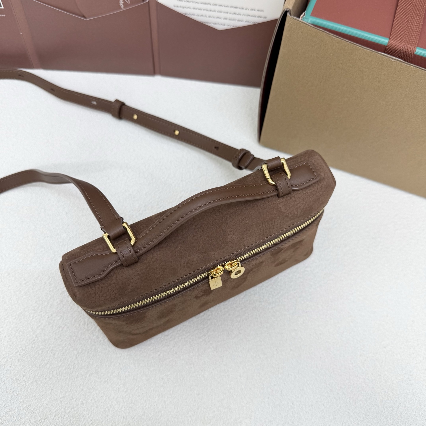 Loro piana Extra Pocket L19手拿包 小牛皮/货号:FAI8393 颜色：骆马棕反绒 产品详情 