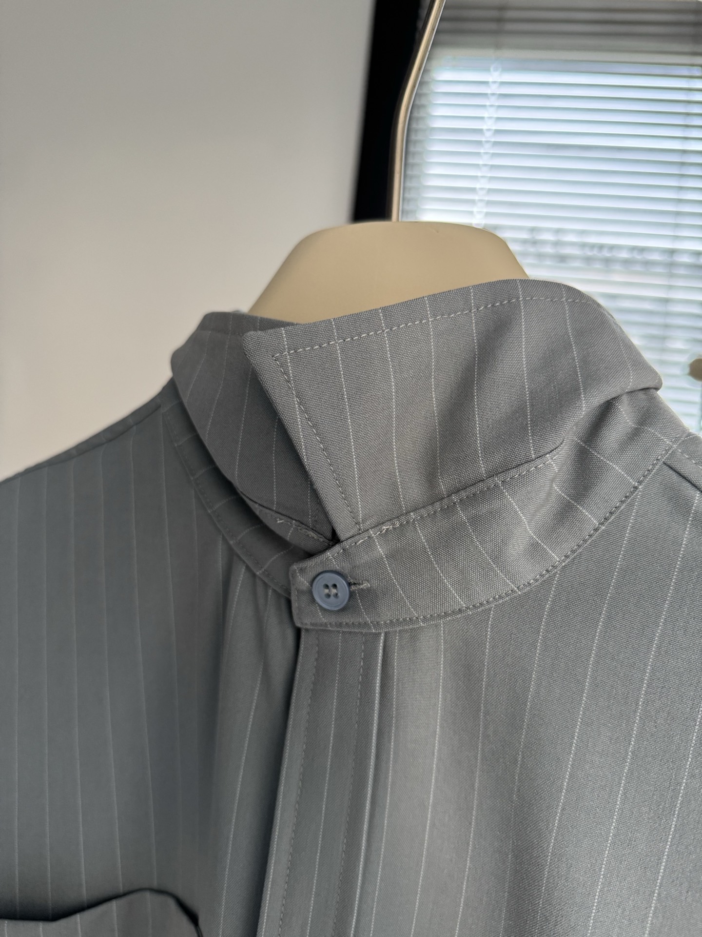 Alo men s top everyday gray pinstripe yoga