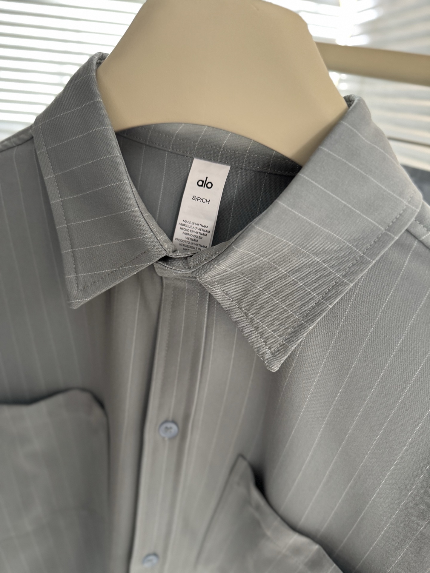 Alo men s top everyday gray pinstripe yoga