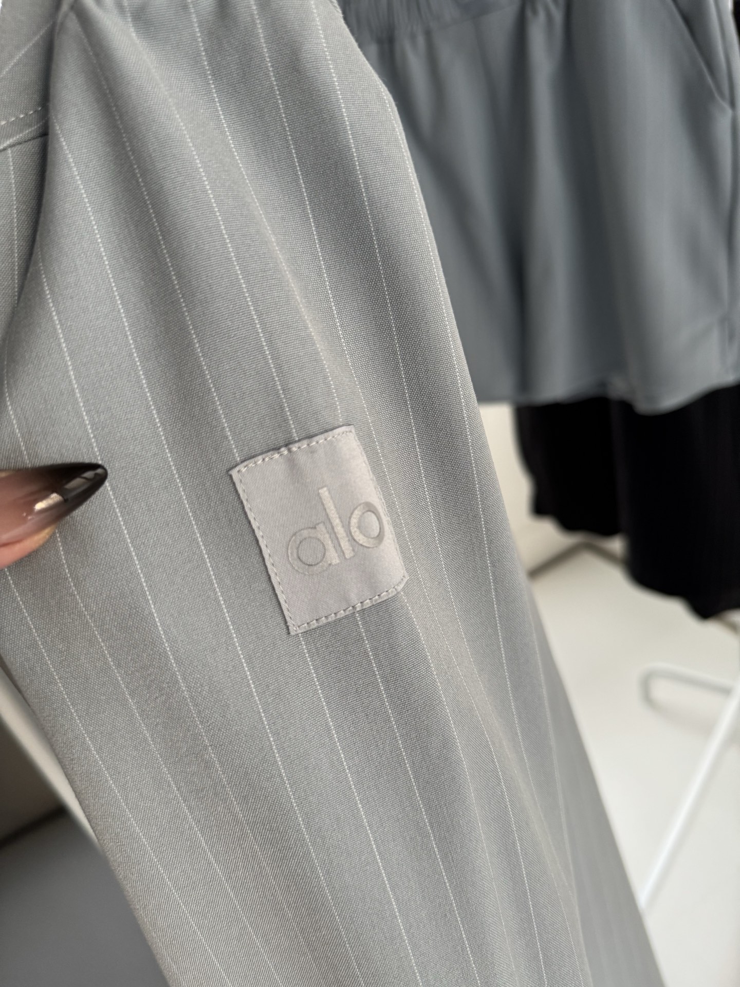 Alo men s top everyday gray pinstripe yoga