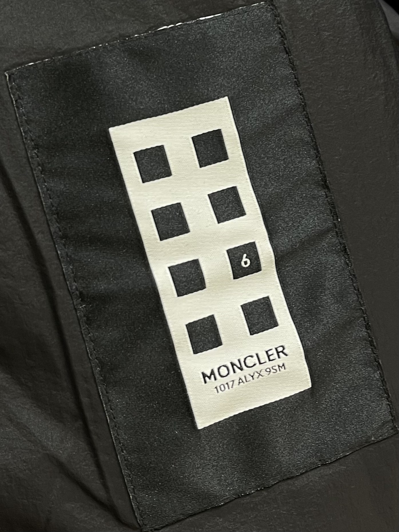 Monclerx1017alyx9sm联名系列白鹅绒连帽羽绒服williams兼具先进技术与手工质感的独