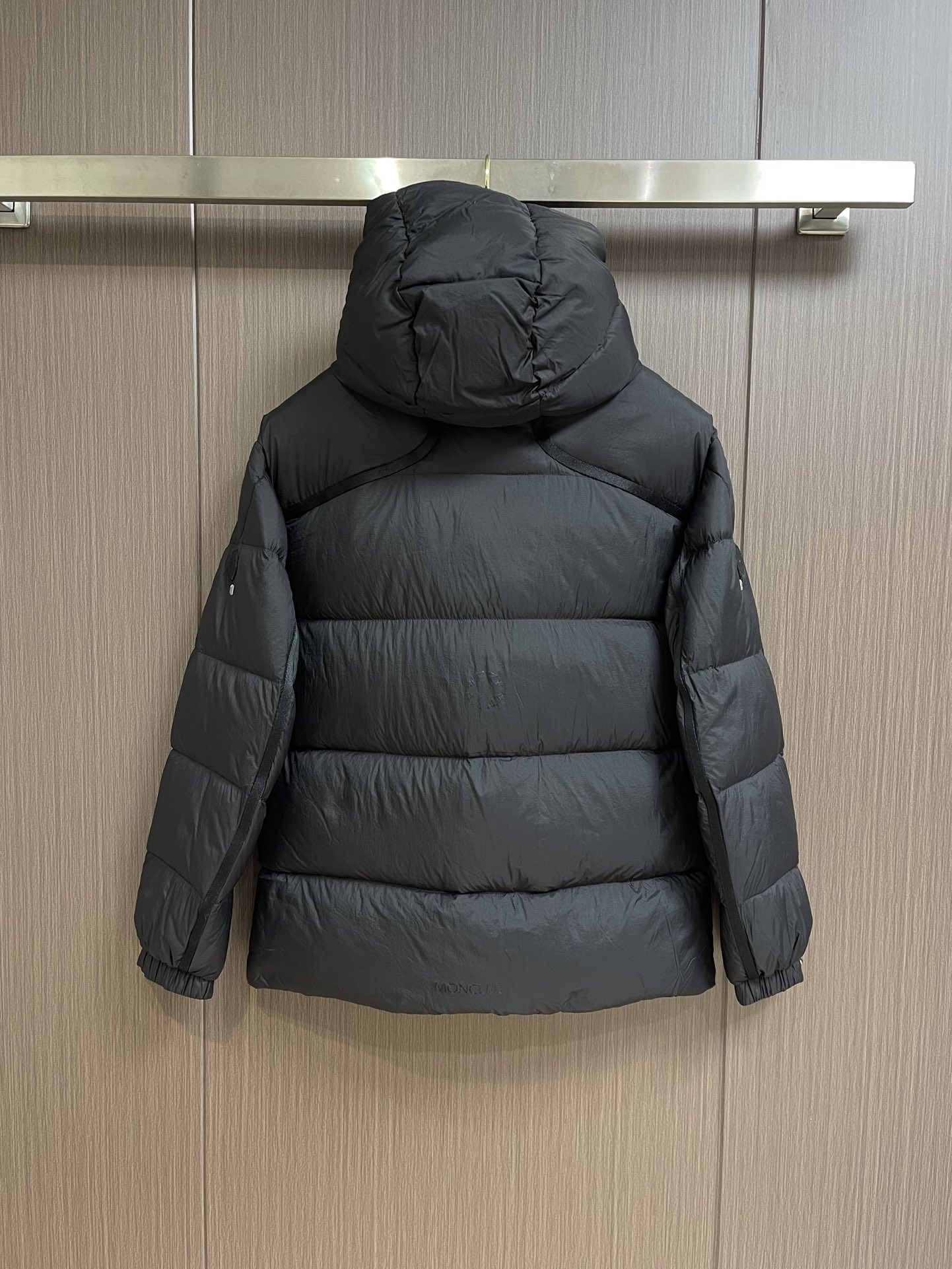 Monclerx1017alyx9sm联名系列白鹅绒连帽羽绒服williams兼具先进技术与手工质感的独