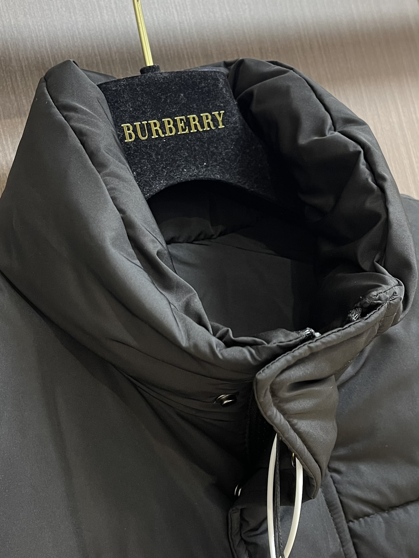 Burberry秋冬新款格子两面穿羽绒马甲一面是经典的格纹元素拼接黑色设计另外一面则是纯黑色前胸饰有马术