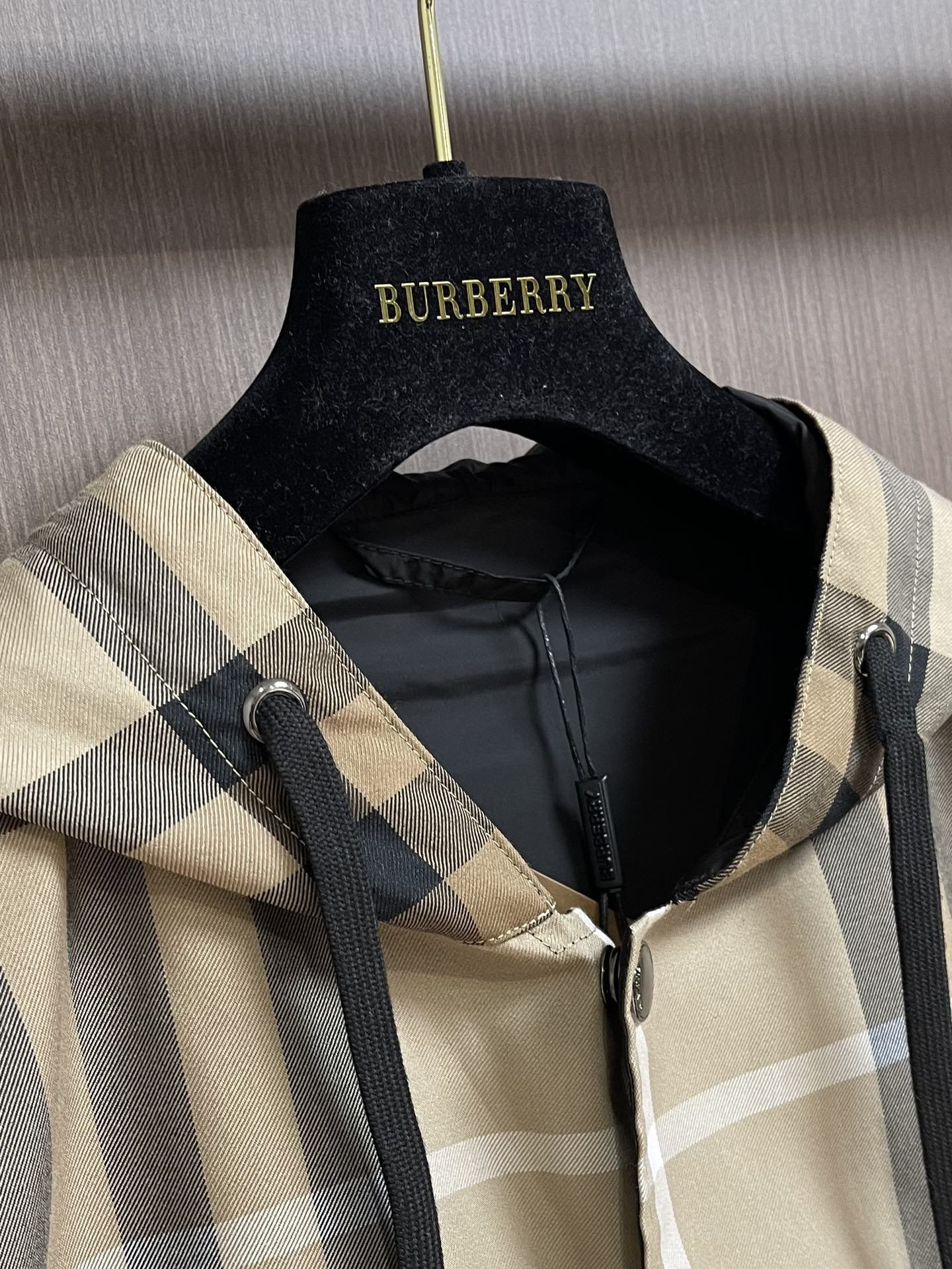 Burberry男装双面两穿纯色格仔尼龙外套经典格仔双面穿男装外套又一款实用率no.1的夹克无论从颜值到