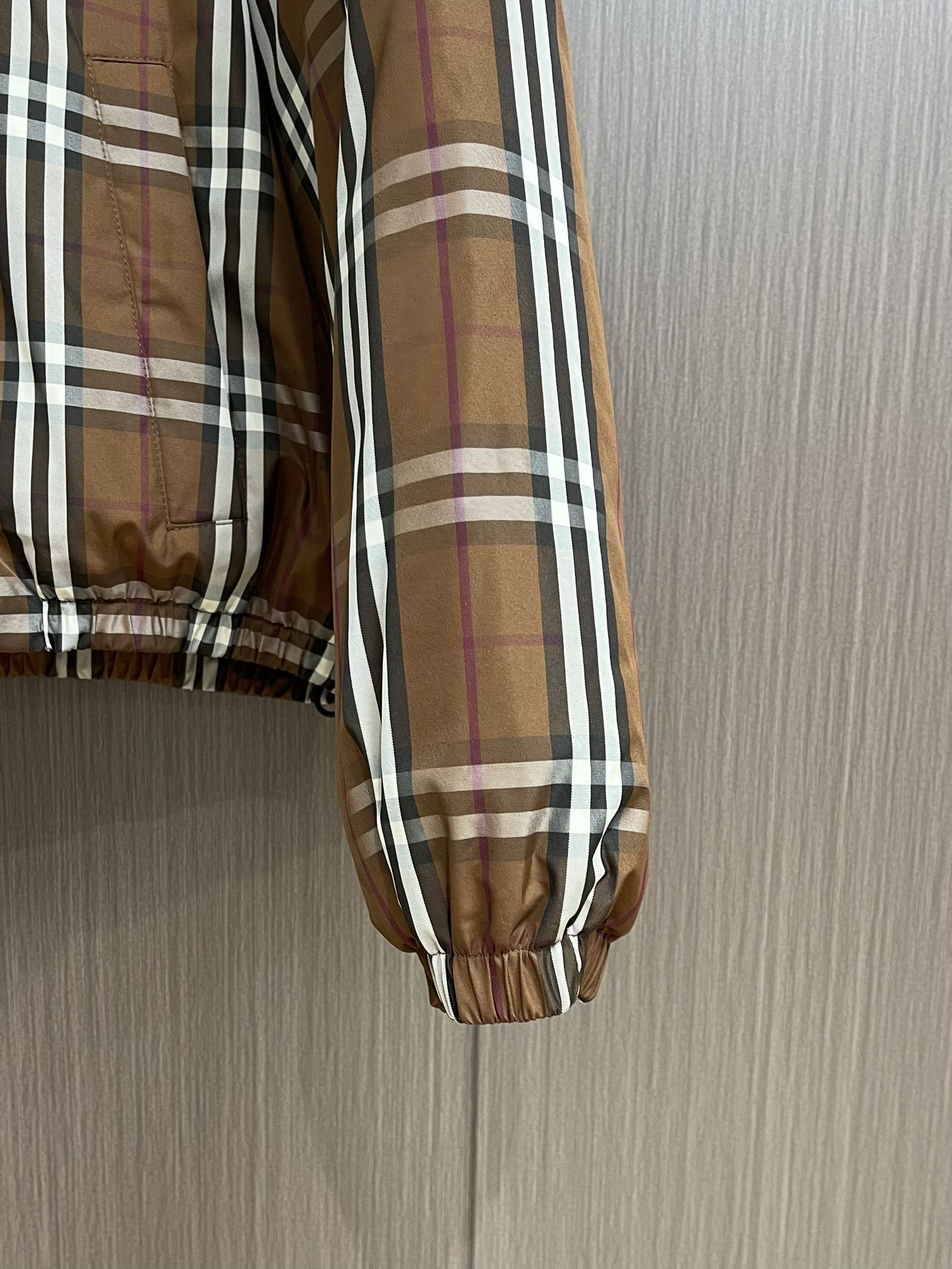 Burberry 秋冬新款马术骑士徽标橡树叶徽章格纹尼龙羽绒服， 立领长袖鹅绒拉链外套，进口记忆丝面料质