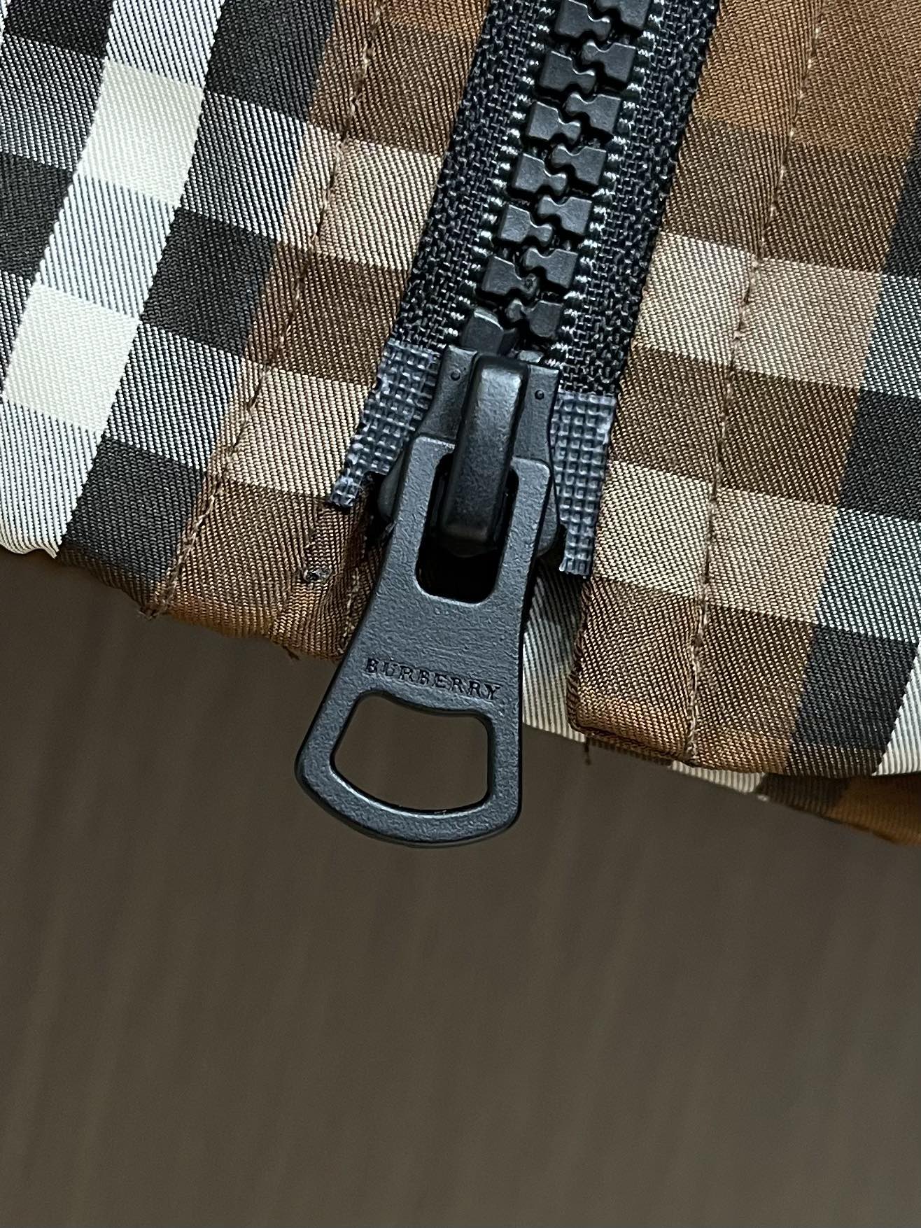 Burberry 秋冬新款马术骑士徽标橡树叶徽章格纹尼龙羽绒服， 立领长袖鹅绒拉链外套，进口记忆丝面料质