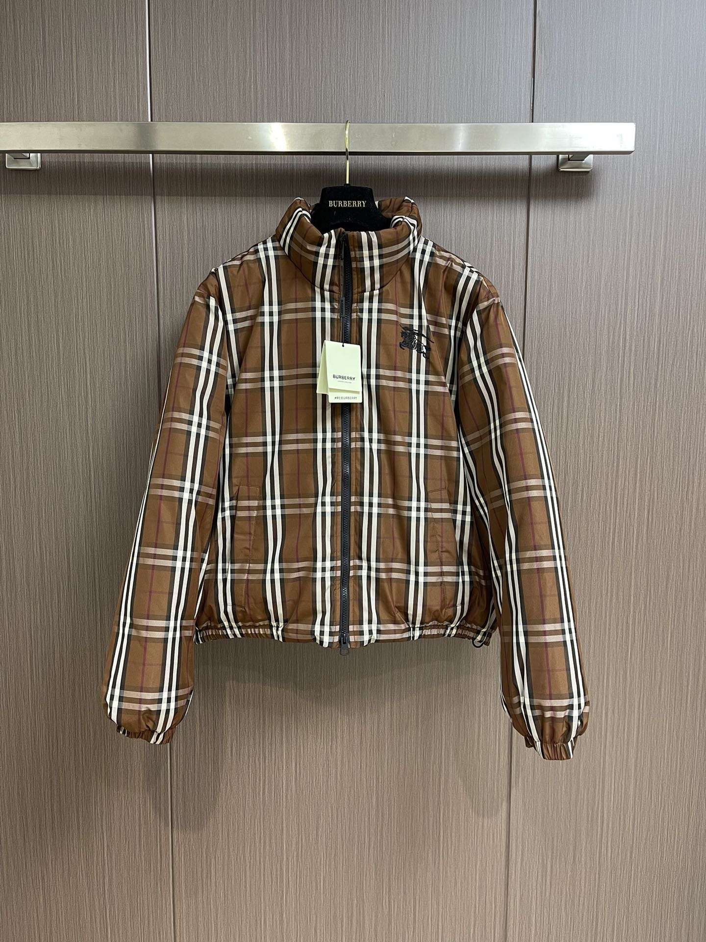 NO:538732,Burberry's new autumn and winter equestrian knight logo oak leaf badge checked nylon down jacket, stand-alone long-sleeved goose down jacket, imported memory silk fabric texture light and warm!  Classic plaid design, high brand recognition, reflecting the combination of tradition and classic. The classic plaid pattern decoration is very burberry's consistent British style. The imported machine pressing grid technology is trimmed with three-dimensional cutting. The whole piece uses diamond plaid honing line craftsmanship. Its three-dimensional structure is fashionable and fashionable. What makes people shine is the exquisite workmanship. Each line is completely in accordance with the EU requirements. Each plaid is filled with European standard 90 white duck down!  The upper body is light and has no weight bearing, and the warmth can be imagined. Size S-XL, burberry, jackets & coats, down jacket, alexander wang19860909Burberry 秋冬新款马术骑士徽标橡树叶徽章格纹尼龙羽绒服, 立领长袖鹅绒拉链外套,进口记忆丝面料质感的轻薄保暖！经典格纹设计,品牌辨识度高,体现传统与经典的结合,满幅经典的格纹图案装饰非常具有burberry一贯的英伦格调风格,进口机压线格工艺对格立体剪裁,整一件用了菱格纹珩线工艺细致它的立体状结构时尚出街超高回头率能让人眼前一亮的就是它了精致做工,每一条走线完全按照欧盟要求标准,每一格充绒都是欧标90白鸭绒！上身轻盈无负重感,保暖性可想而知.尺码S-XL,,burberry,jackets & coats,down jacket,alexander wang,Men's clothing