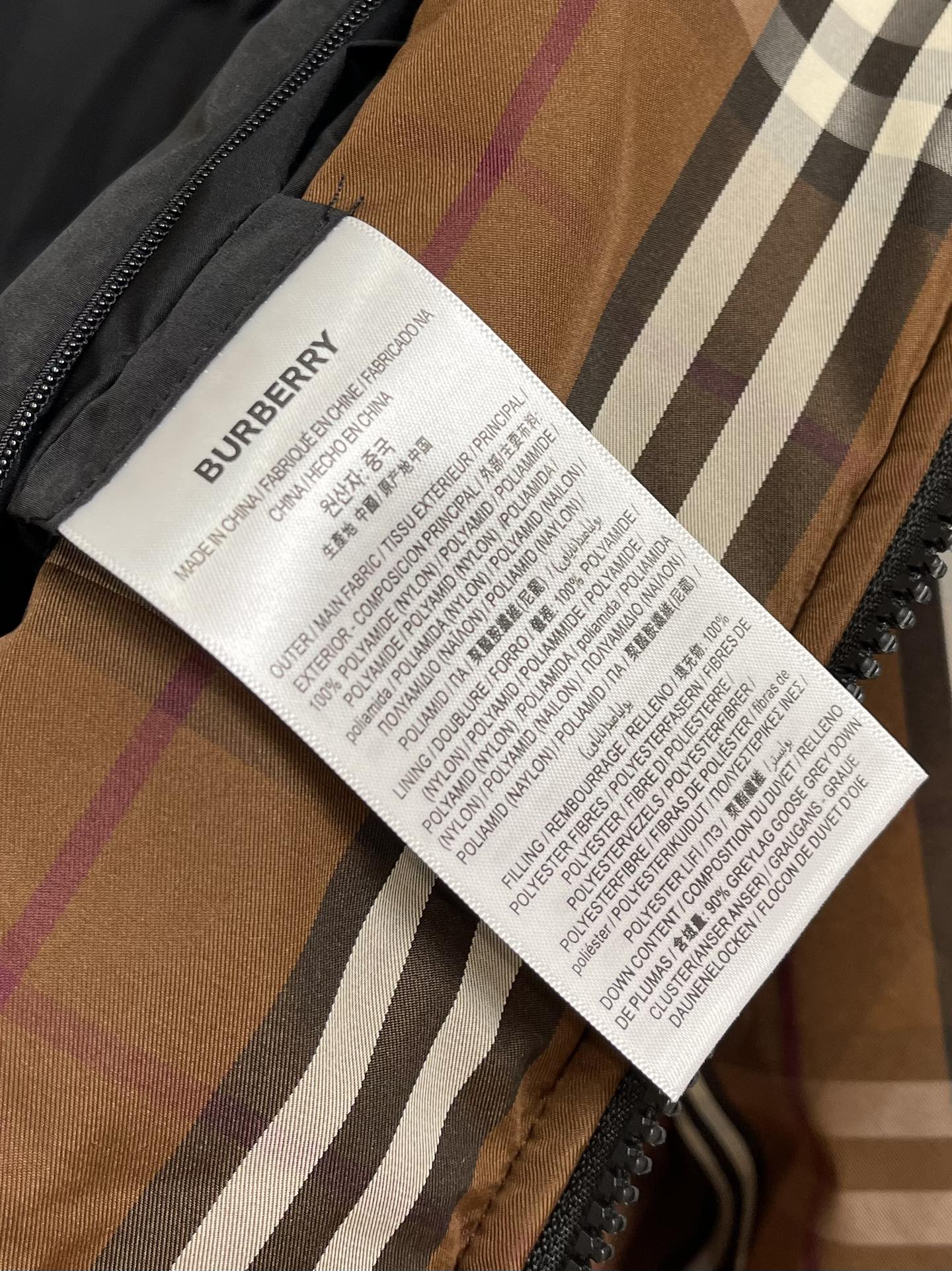 Burberry 秋冬新款马术骑士徽标橡树叶徽章格纹尼龙羽绒服， 立领长袖鹅绒拉链外套，进口记忆丝面料质