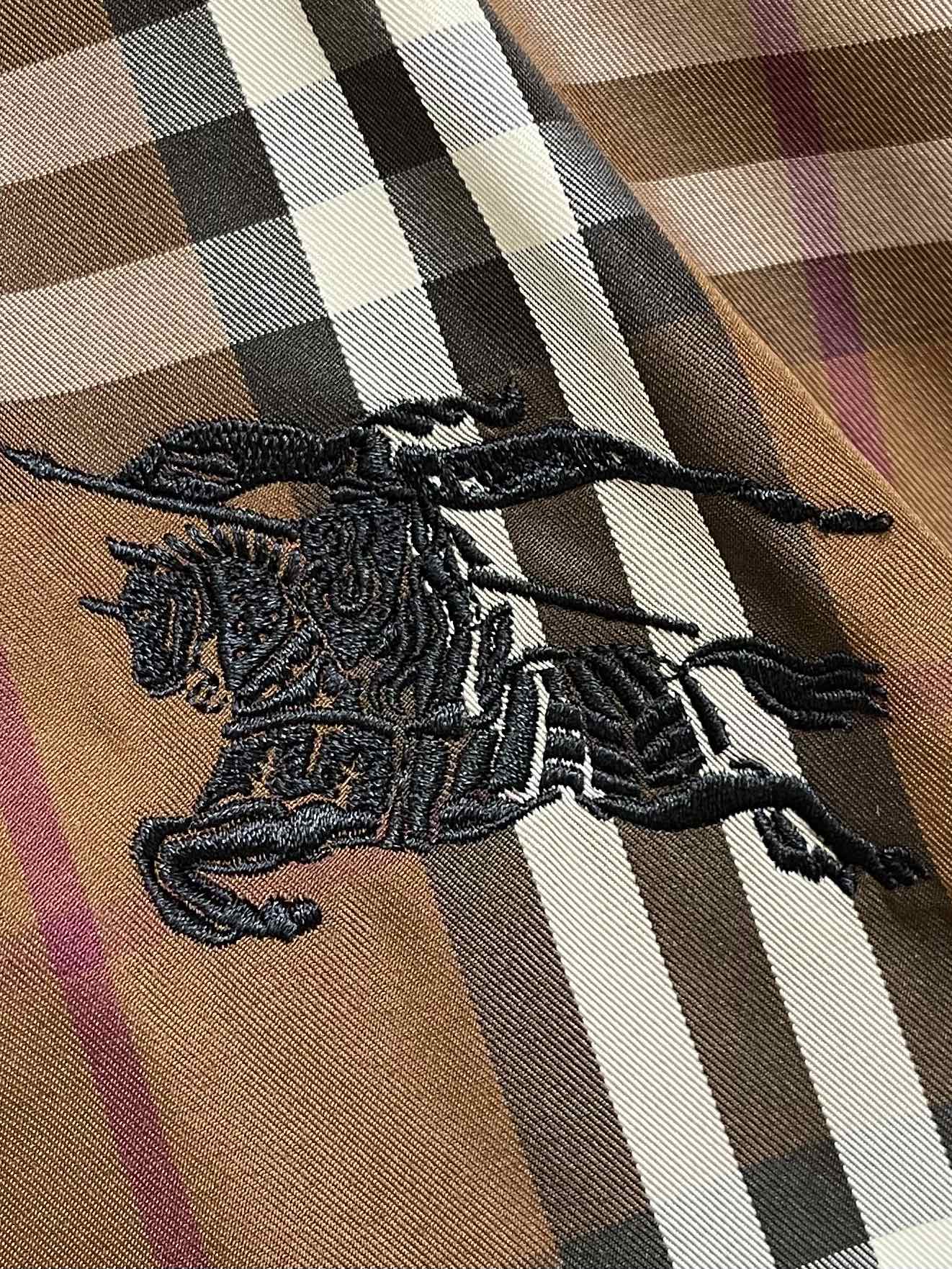 Burberry 秋冬新款马术骑士徽标橡树叶徽章格纹尼龙羽绒服， 立领长袖鹅绒拉链外套，进口记忆丝面料质