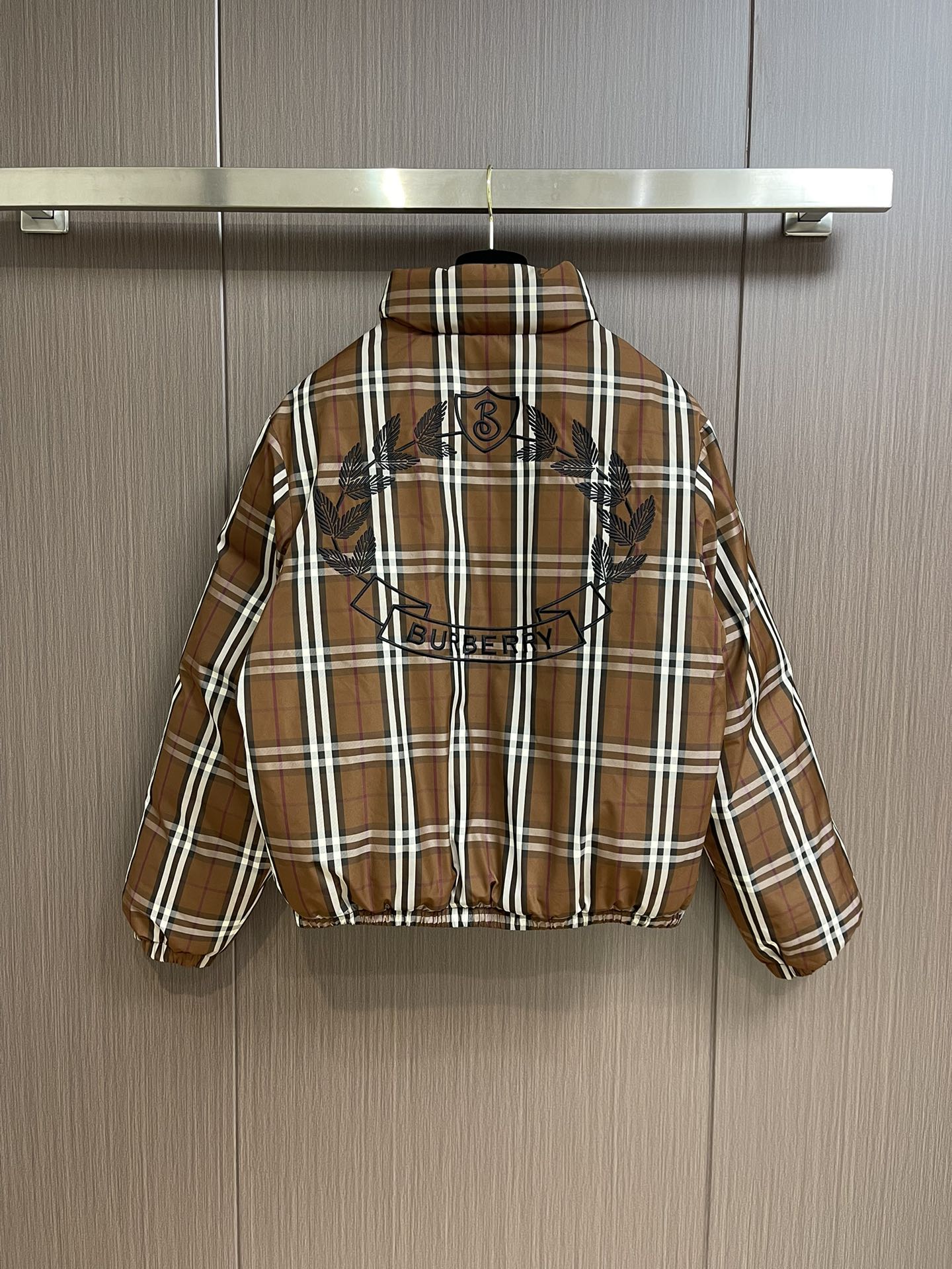 Burberry 秋冬新款马术骑士徽标橡树叶徽章格纹尼龙羽绒服， 立领长袖鹅绒拉链外套，进口记忆丝面料质