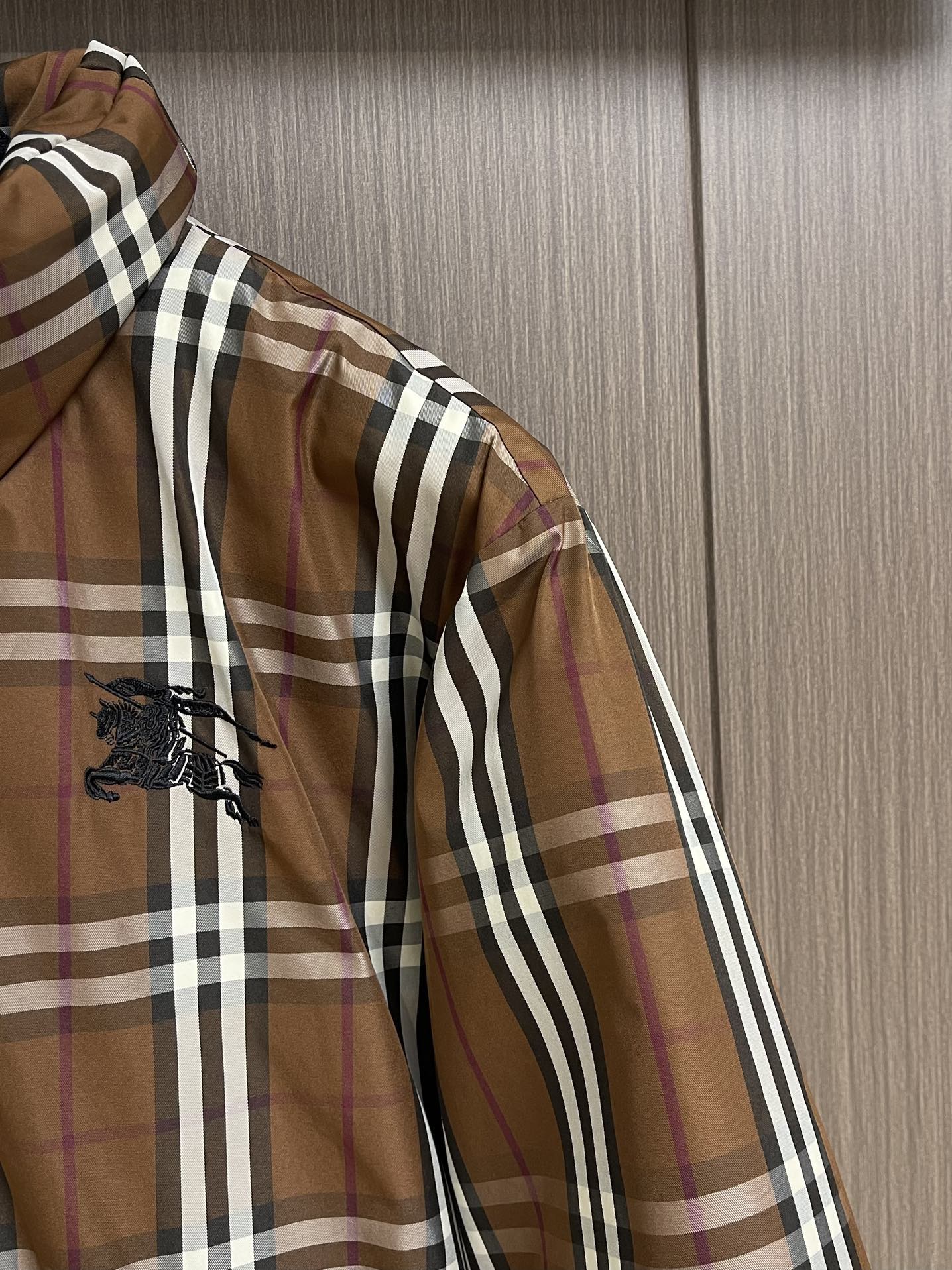 Burberry 秋冬新款马术骑士徽标橡树叶徽章格纹尼龙羽绒服， 立领长袖鹅绒拉链外套，进口记忆丝面料质
