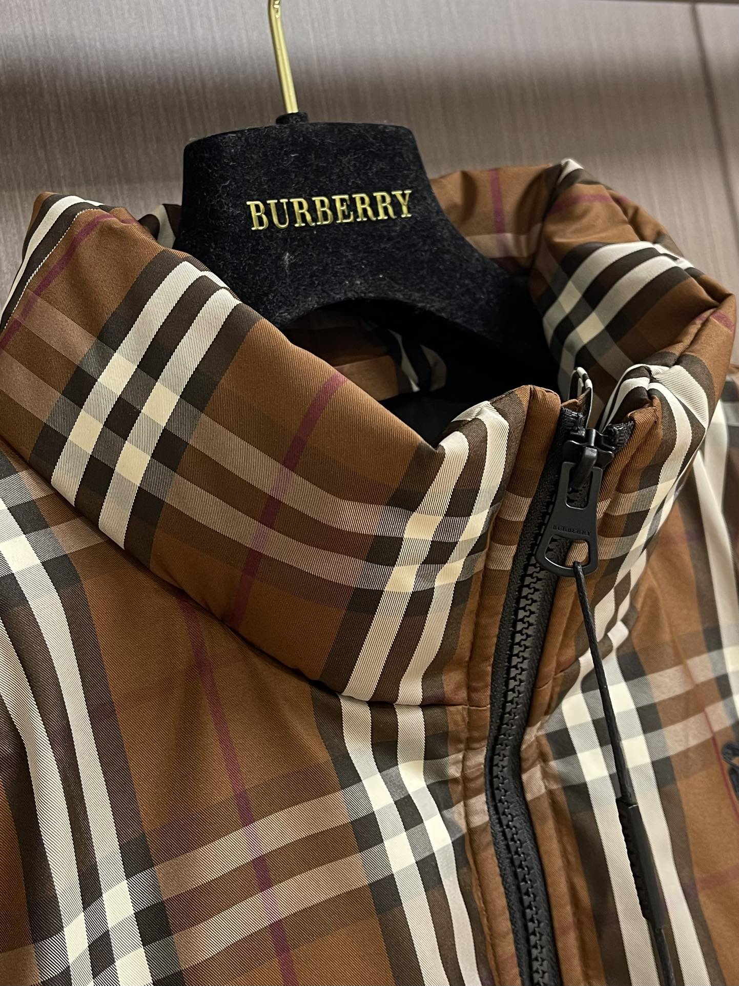 Burberry 秋冬新款马术骑士徽标橡树叶徽章格纹尼龙羽绒服， 立领长袖鹅绒拉链外套，进口记忆丝面料质