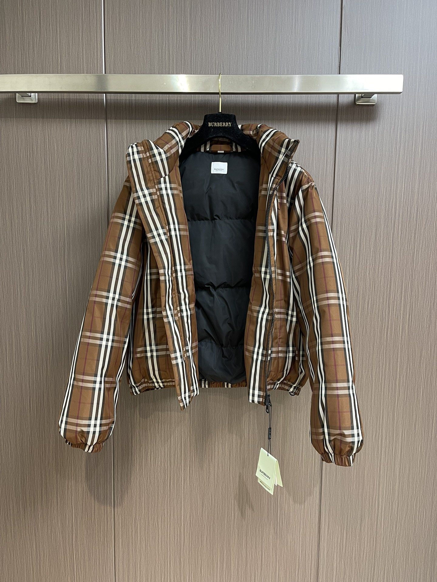 Burberry 秋冬新款马术骑士徽标橡树叶徽章格纹尼龙羽绒服， 立领长袖鹅绒拉链外套，进口记忆丝面料质