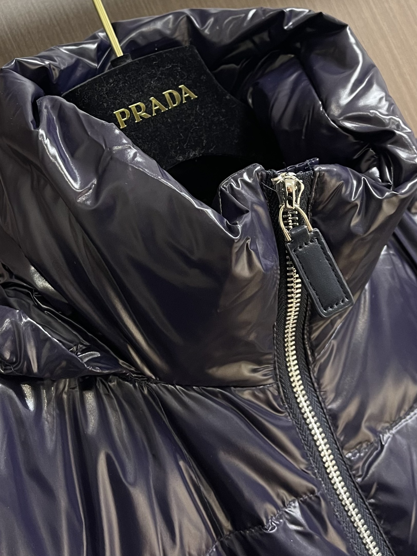 Prada 再生尼龙短裁立领羽绒外套，运动魅力与oversize线条邂逅于此款re-nylon再生尼龙羽
