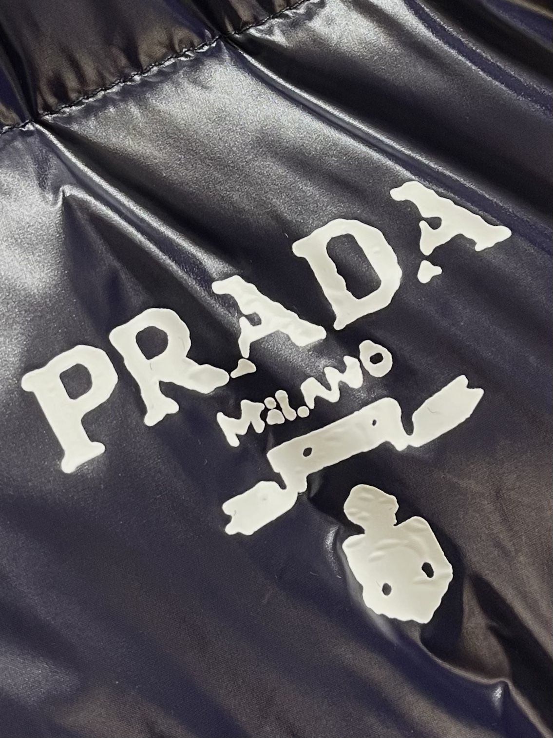 Prada 再生尼龙短裁立领羽绒外套，运动魅力与oversize线条邂逅于此款re-nylon再生尼龙羽