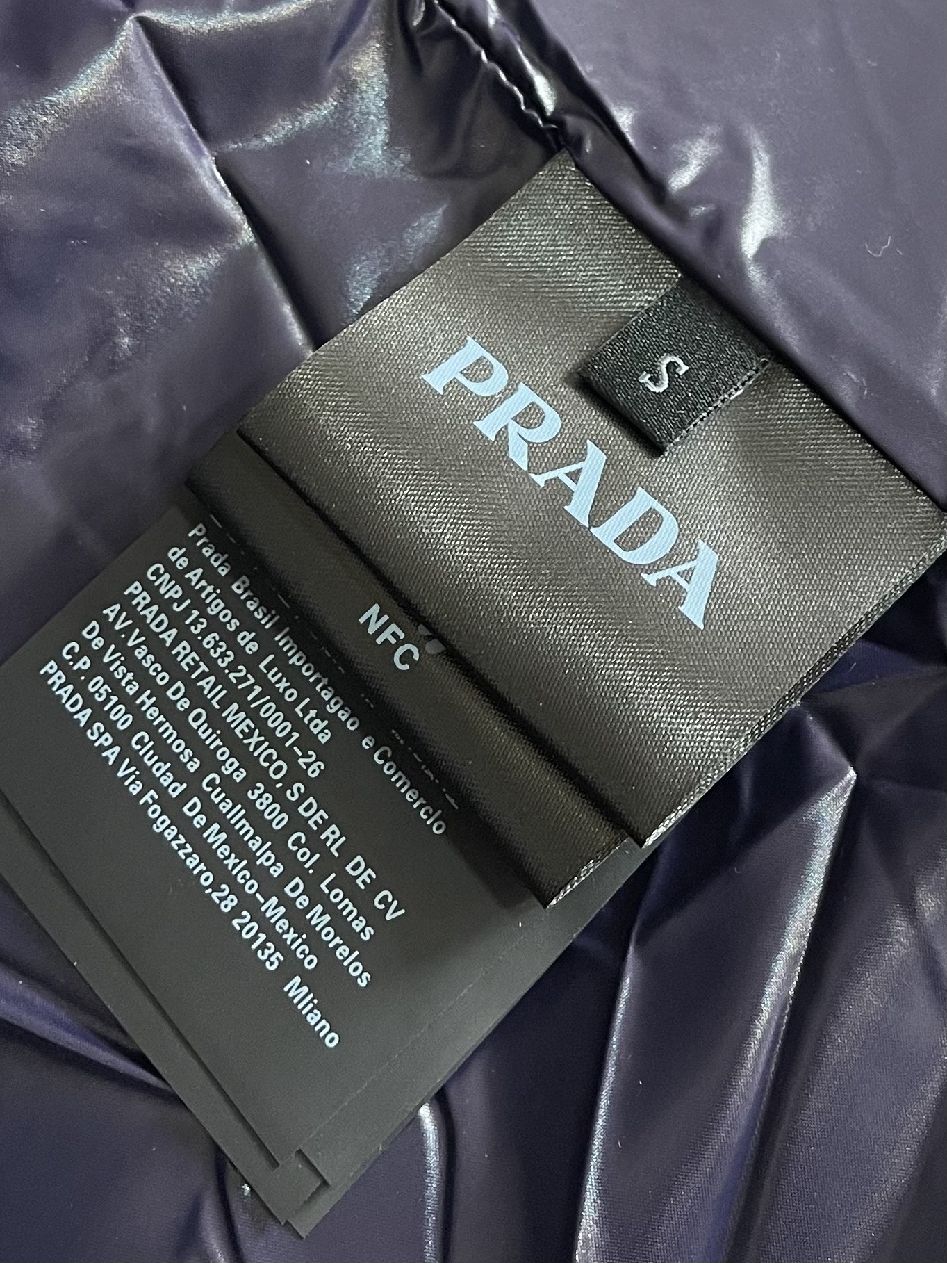 Prada 再生尼龙短裁立领羽绒外套，运动魅力与oversize线条邂逅于此款re-nylon再生尼龙羽