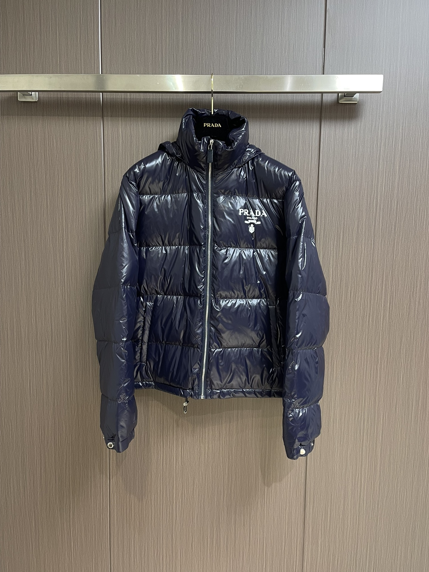 NO:538729,Prada recycled nylon short-cut stand collar down jacket, sports charm and oversize lines meet this re-nylon recycled nylon down jacket. re-nylon recycled nylon is made of marine plastic recycling and carries innovative connotations. Printed engraving logo decorates the front of the body, which is eye-catching. Oversize shape Stand collar with hidden hood Straight tailor sleeves Zipper zippered inlay bag Elastic cuffs with buttons Shoulder drop design Straight tailor hem Elastic bundle with lining, goose-vulse lining Front printed engraving logo. Size S-XL S-size length 69cm Bust 124cm Shoulder width 51.5cm M S-size length 71cm Bust 128cm Shoulder width 53cm L S-size length 73cm Bust 132cm  Shoulder width 54.5cm XL size clothes 75cm bust 136cm shoulder width 56cm, prada, versace, jackets & coats, down jacket, hats, alexander wang19860909Prada 再生尼龙短裁立领羽绒外套,运动魅力与oversize线条邂逅于此款re-nylon再生尼龙羽绒外套.re-nylon再生尼龙经由海洋塑料回收物制成,承载创新内涵.印花刻字徽标装点衣身正面,引人注目. oversize造型 立领,配隐藏式兜帽 直裁衣袖 拉链拉合 拉链式嵌线袋 弹力袖口,配钮扣 落肩设计 直裁下摆 弹力束绳 带衬里,鹅绒加衬 正面印花刻字徽标.尺码S-XL S码衣长69cm 胸围124cm 肩宽51.5cm M码衣长71cm 胸围128cm 肩宽53cm L码衣长73cm 胸围132cm 肩宽54.5cm XL码衣长75cm 胸围136cm 肩宽56cm,,prada,versace,jackets & coats,down jacket,hats,alexander wang,Men's clothing