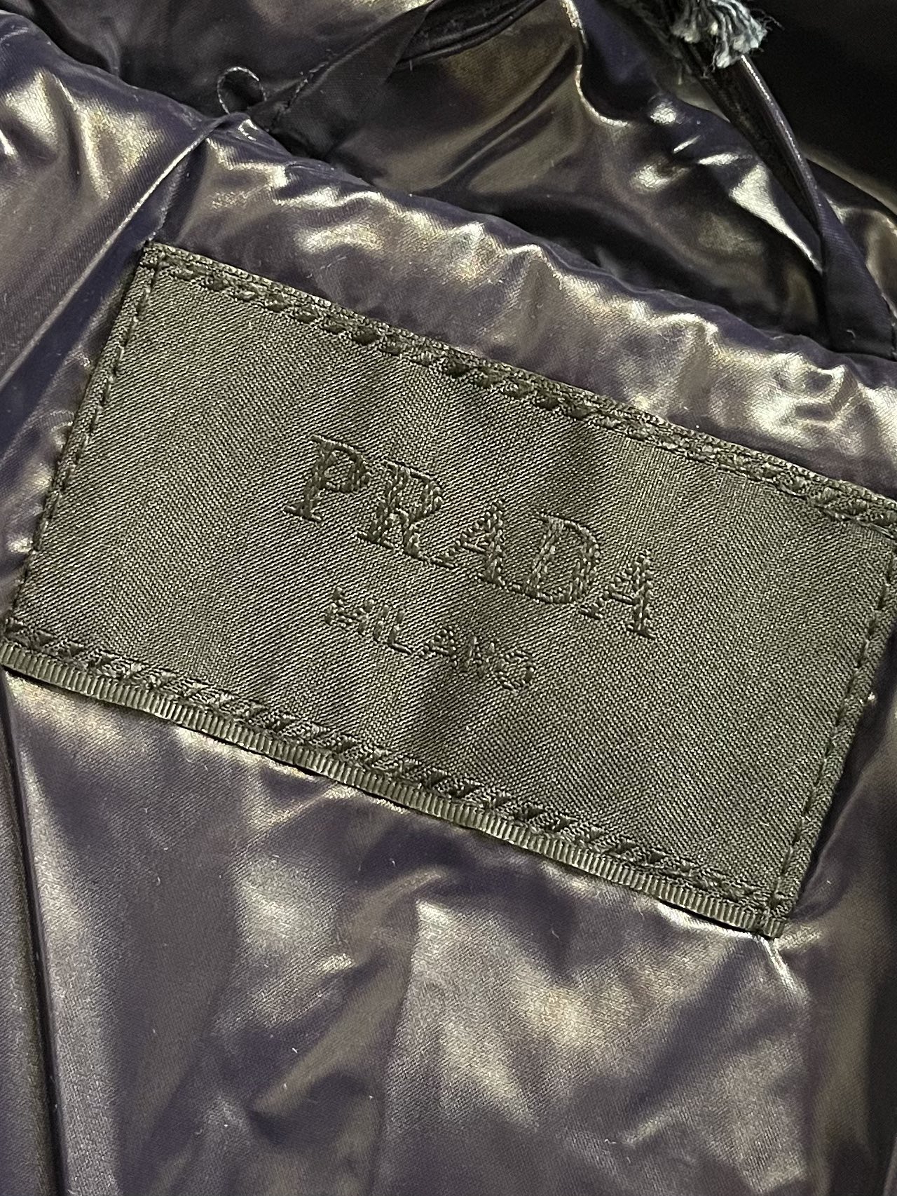 Prada 再生尼龙短裁立领羽绒外套，运动魅力与oversize线条邂逅于此款re-nylon再生尼龙羽