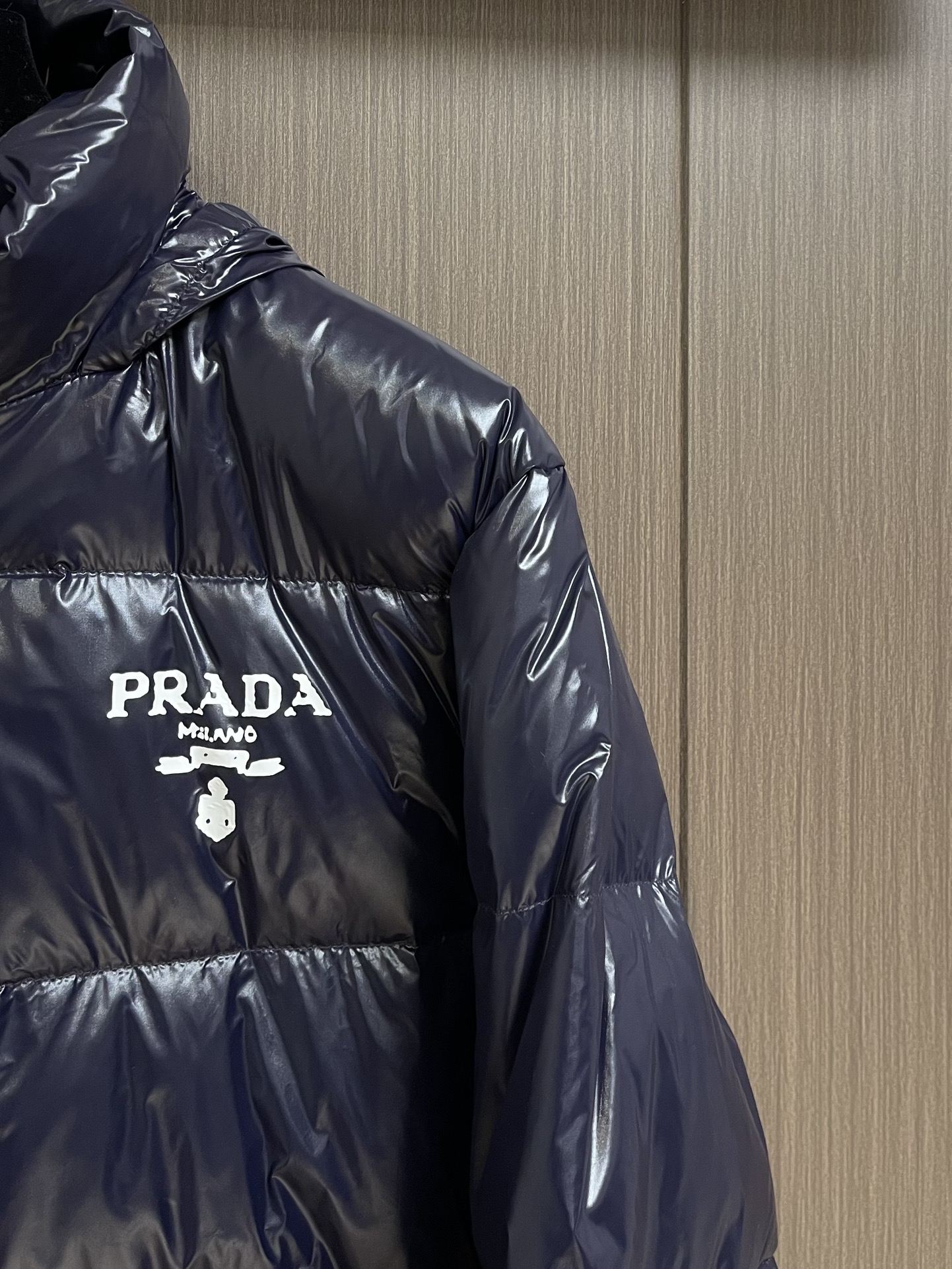 Prada 再生尼龙短裁立领羽绒外套，运动魅力与oversize线条邂逅于此款re-nylon再生尼龙羽