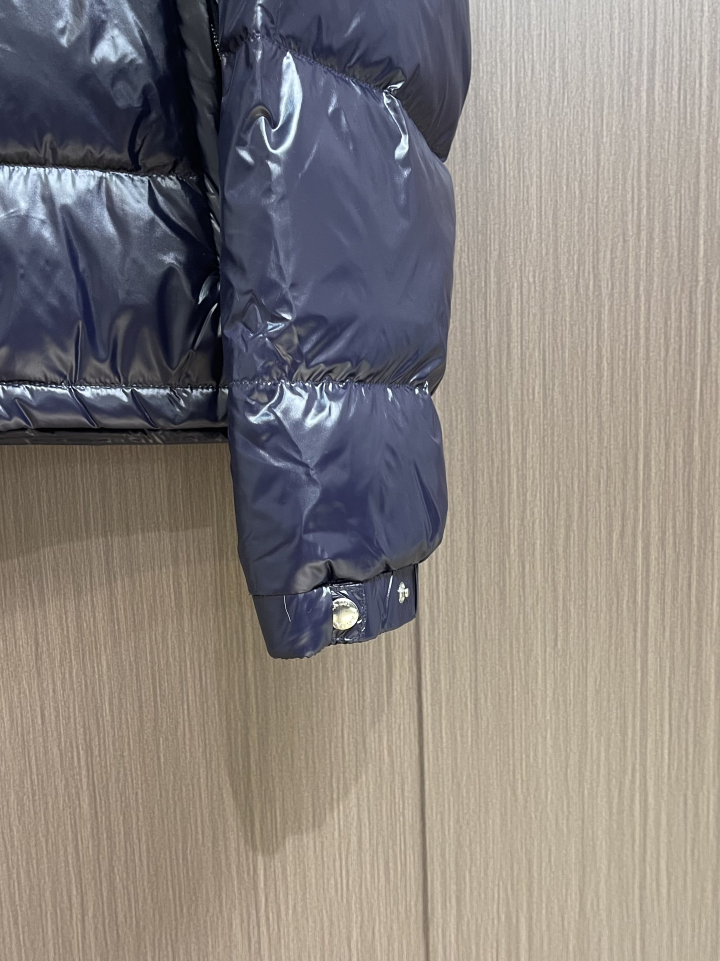 Prada 再生尼龙短裁立领羽绒外套，运动魅力与oversize线条邂逅于此款re-nylon再生尼龙羽