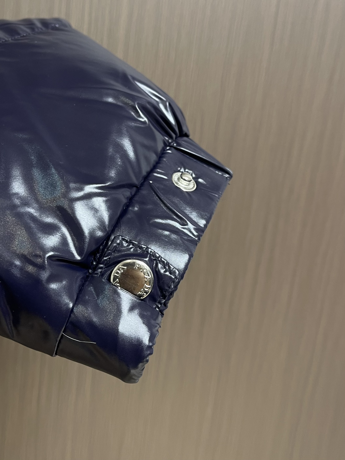 Prada 再生尼龙短裁立领羽绒外套，运动魅力与oversize线条邂逅于此款re-nylon再生尼龙羽