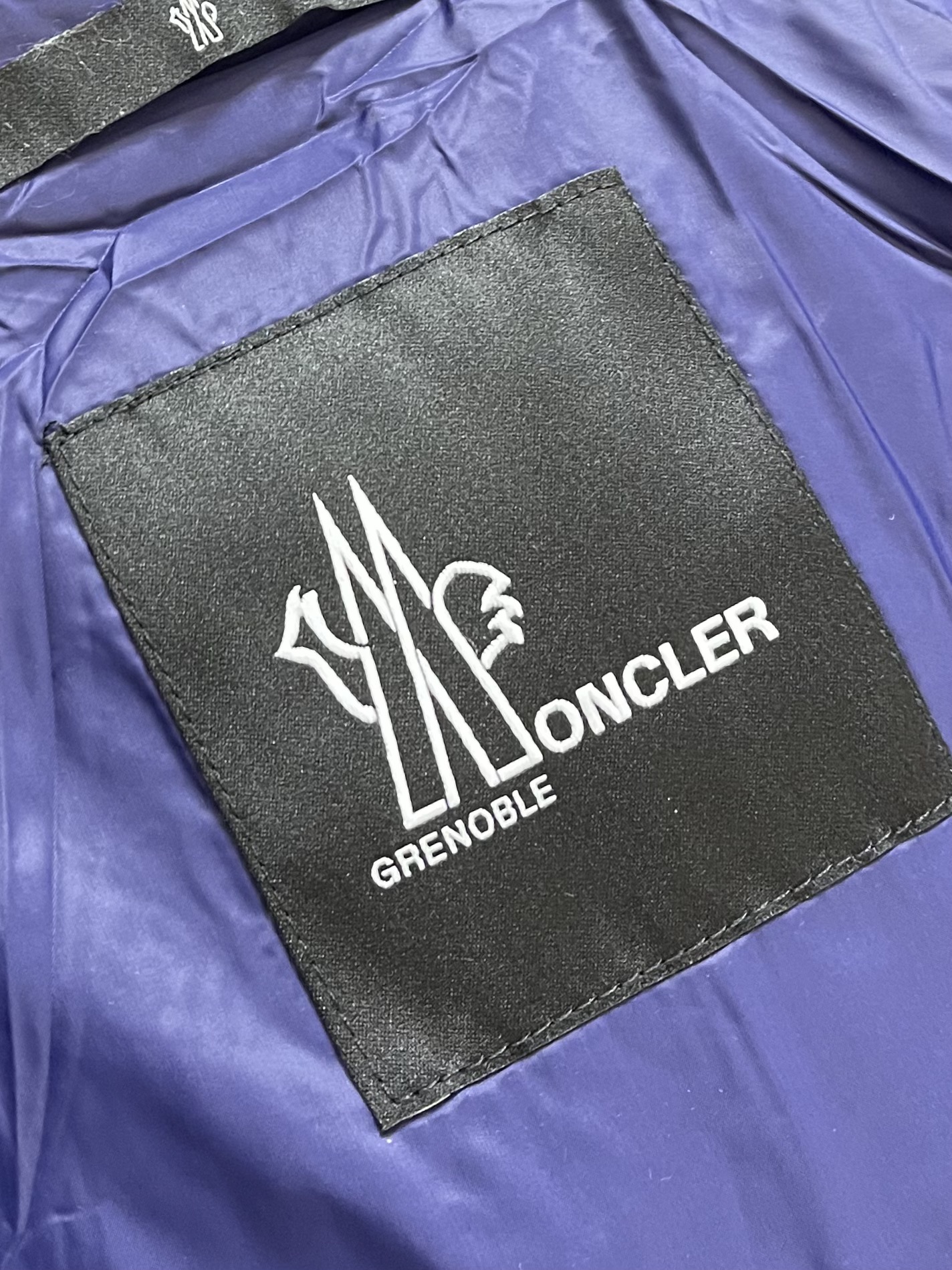 Monclergrenoblegorner连帽拼接羽绒服新型的黑科技拼接面料看似简单的款式却由4种面料拼