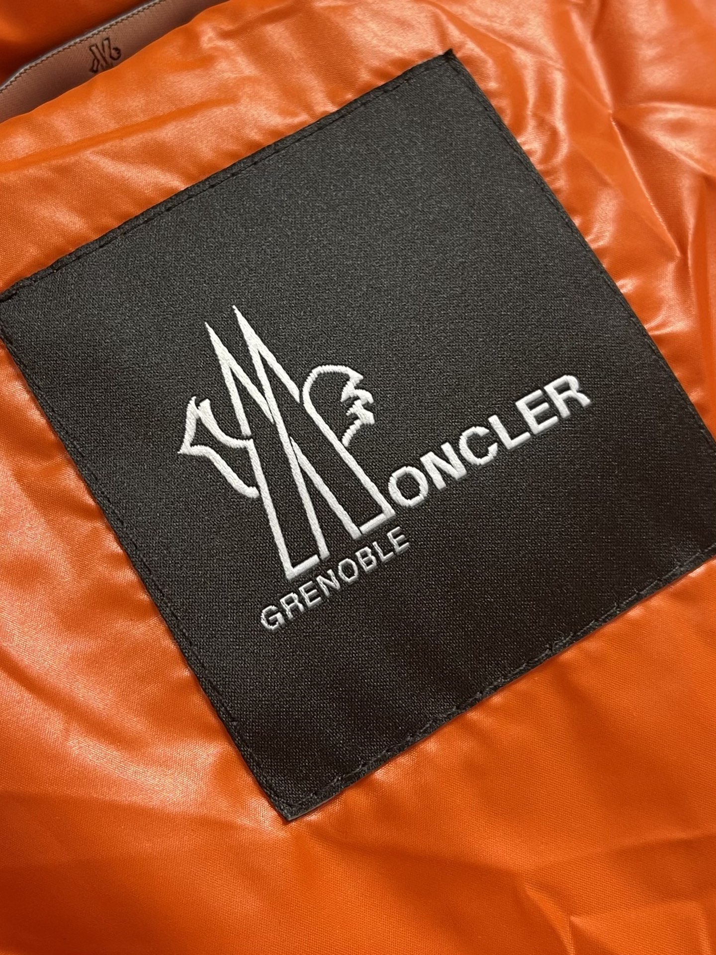 Monclergrenoblegorner连帽拼接羽绒服新型的黑科技拼接面料看似简单的款式却由4种面料拼