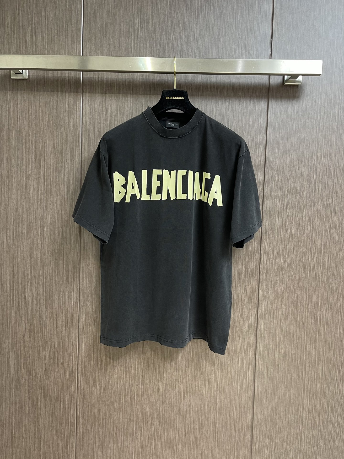 Balenciaga2024ss黄胶带绷带印花短袖t恤毋庸置疑又是今年的一大爆款第一时间购入原版打版前幅
