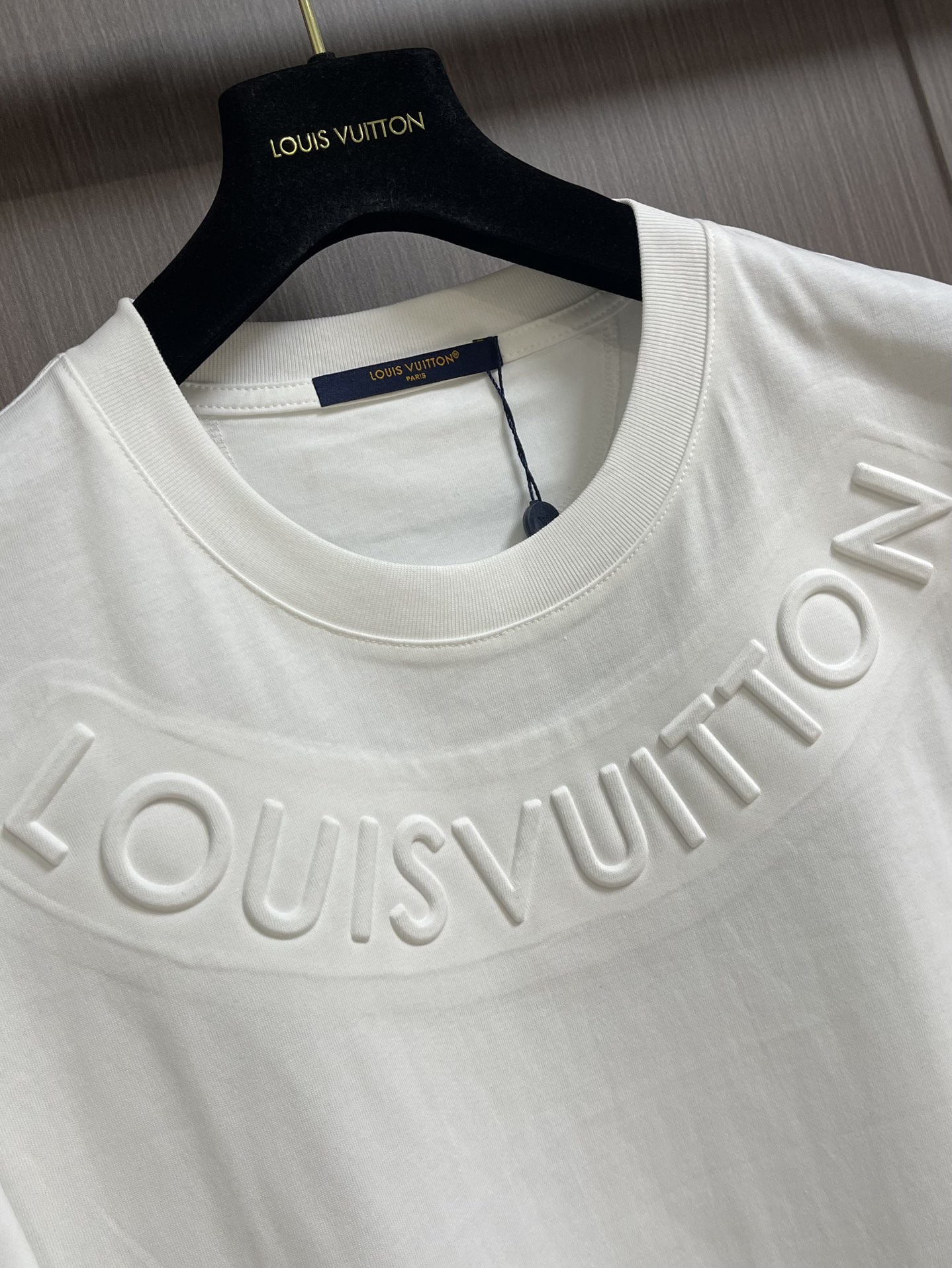 LV2024春夏新款短袖T恤标识logo图案凹凸压花修饰！区别于以往的不同宣示品牌传承多年的设计理念！其