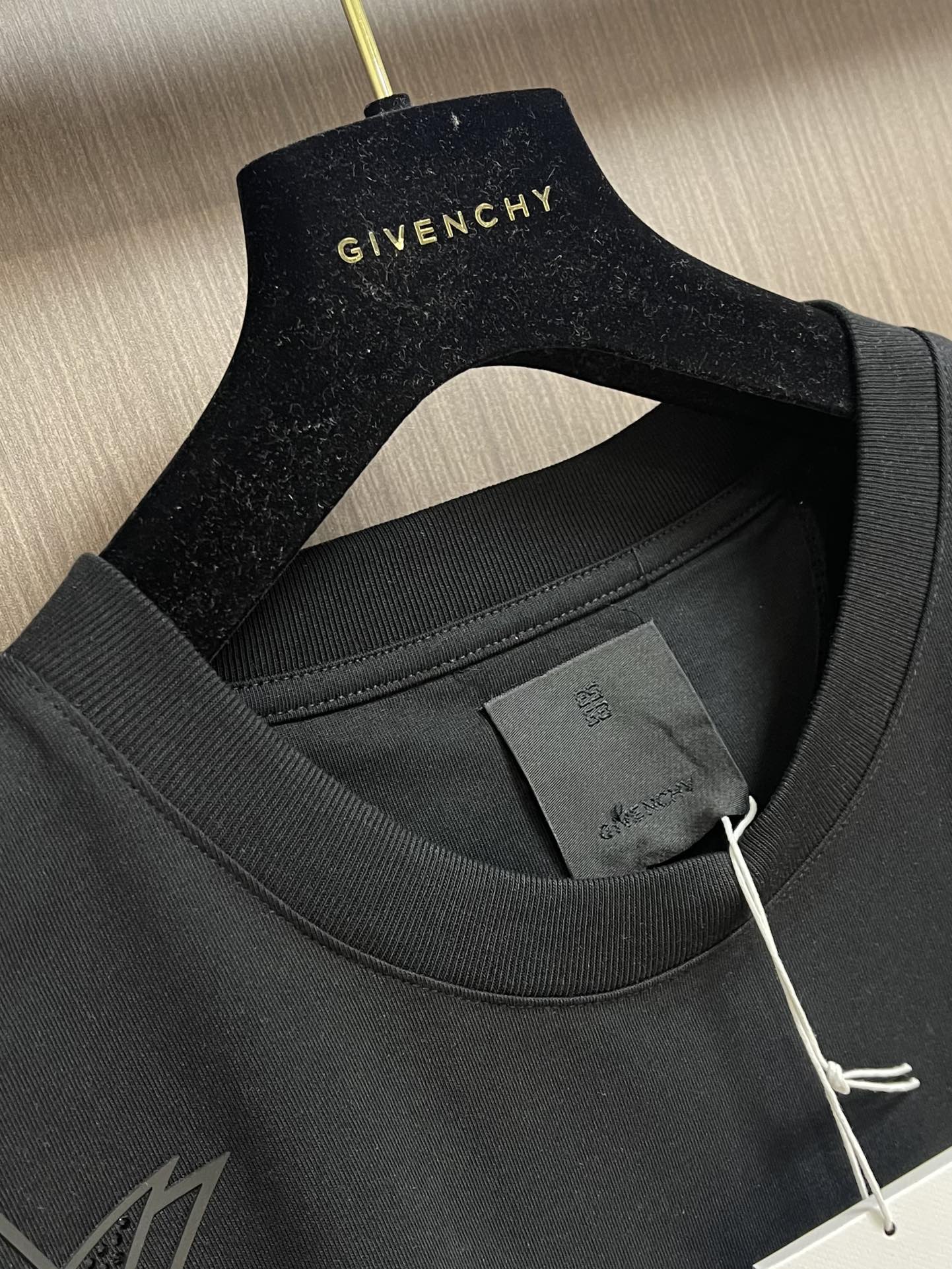 Givenchy2024SS春夏新款男女同款短袖T恤主创时尚注入了全新时尚能量通过探索各种题材和性感魅力