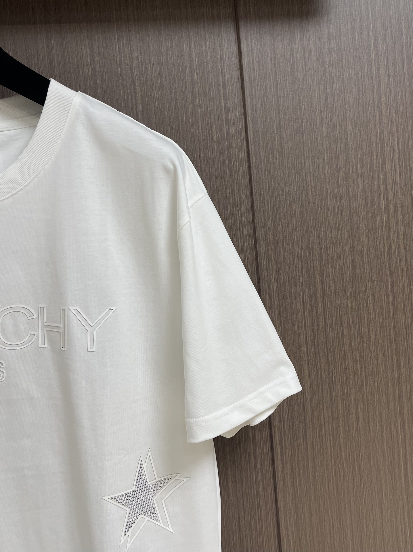 Givenchy2024SS春夏新款男女同款短袖T恤主创时尚注入了全新时尚能量通过探索各种题材和性感魅力